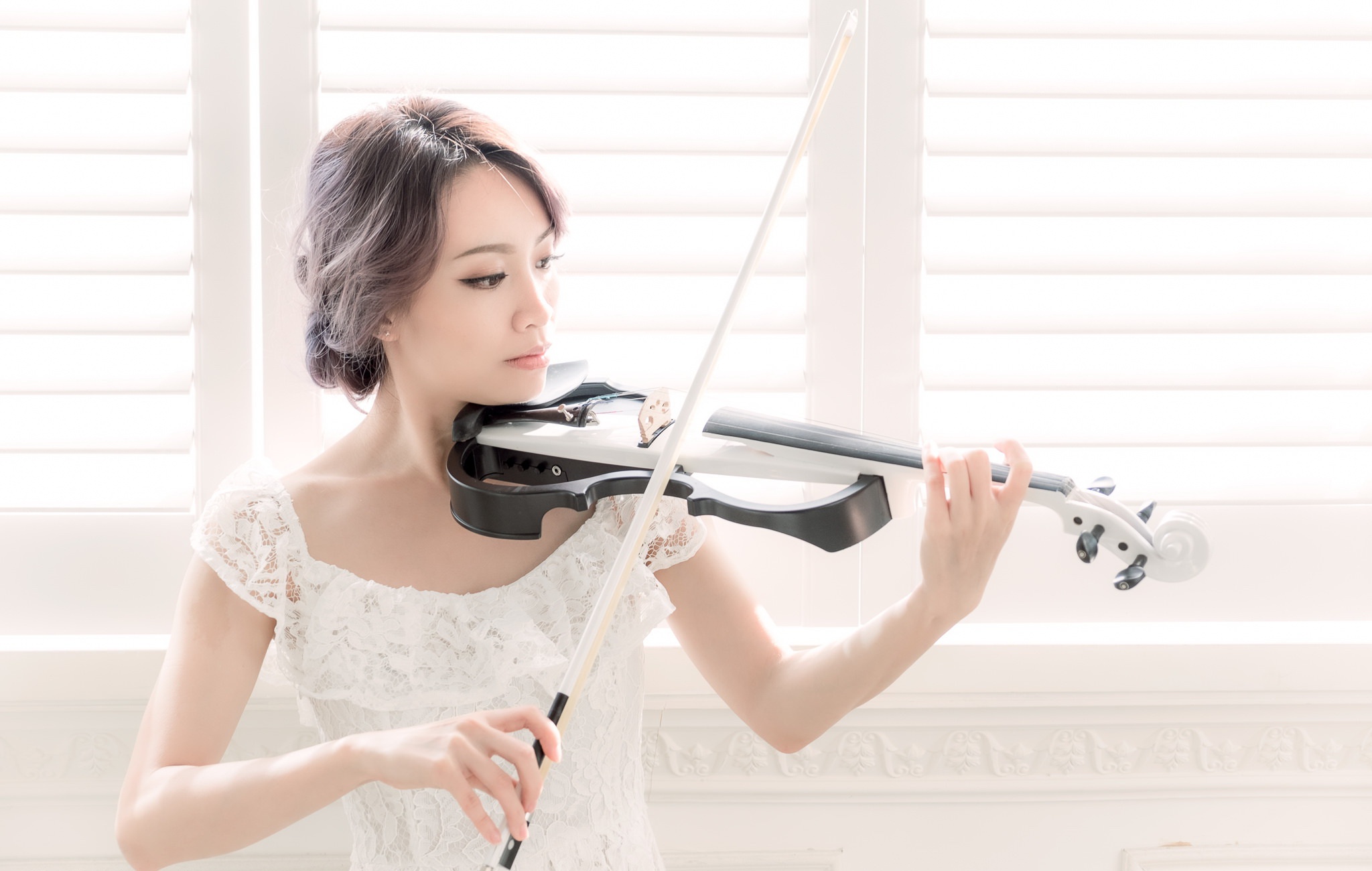 Скрипка на окне. Скрипачка. Девушка с белой скрипкой. Скрипачка в белом. Фотосессия со скрипкой.