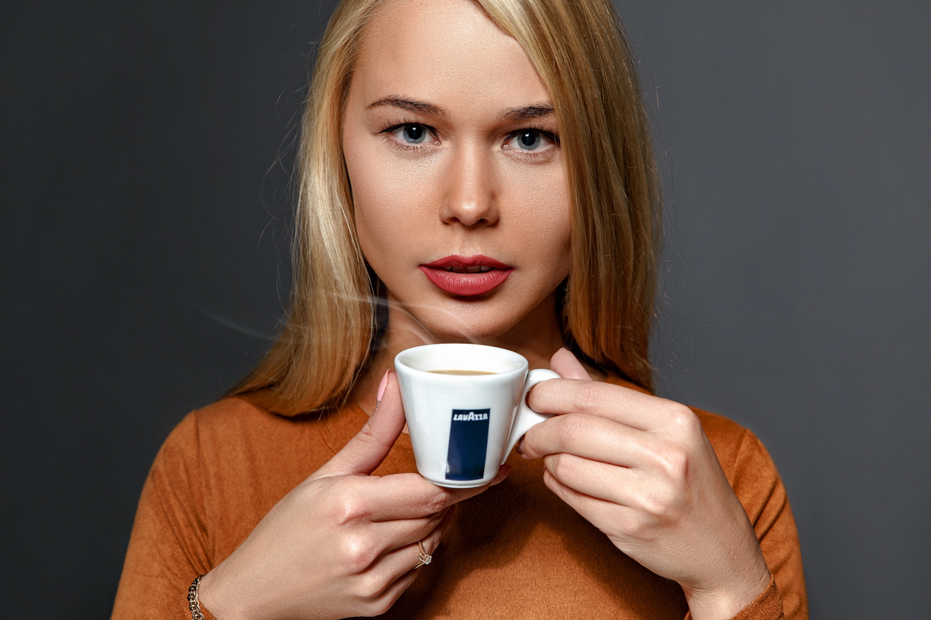 People 3000x2000 women model blonde looking at viewer coffee dark background portrait red lipstick face hands gray eyes coffee cup painted nails Darina Nikitina simple background