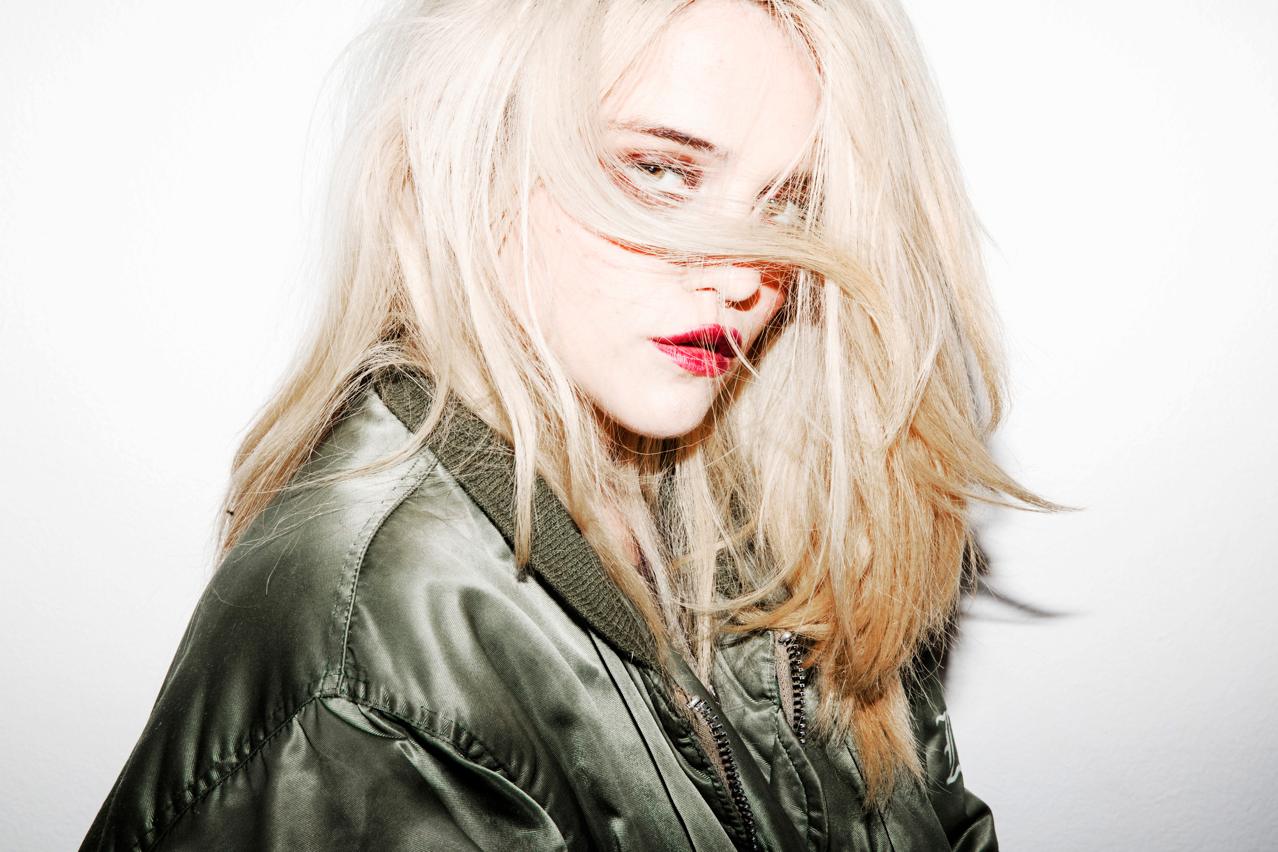 People 2500x1667 Sky Ferreira women singer actress blonde face lipstick closeup overexposed simple background