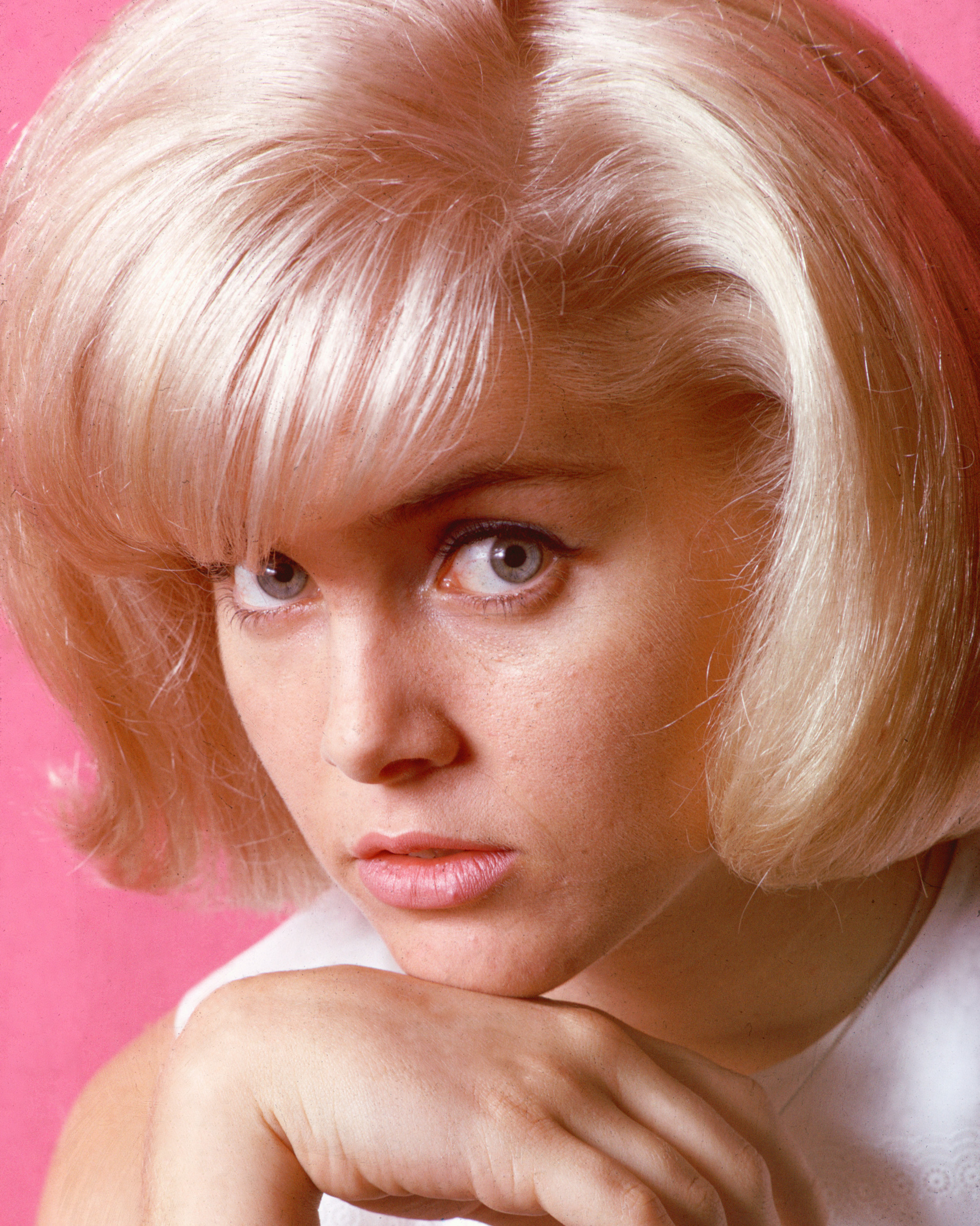 People 1999x2500 women actress blonde Sue Lyon film grain vintage old photos short hair face looking at viewer hands pink background portrait display closeup