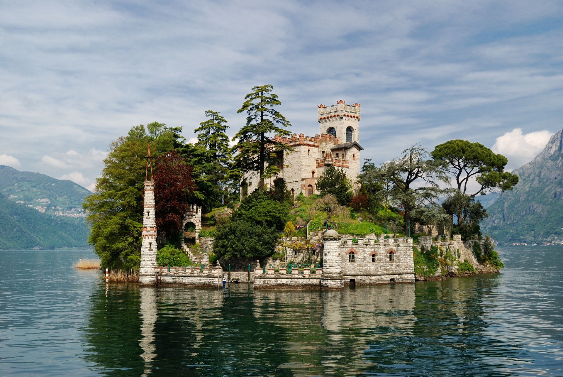 Остров на озере которое находится на острове. Остров Лорето Италия. Замок на озере Изео Италия. Изео остров Лорето. Остров Лорето на озере Изео.