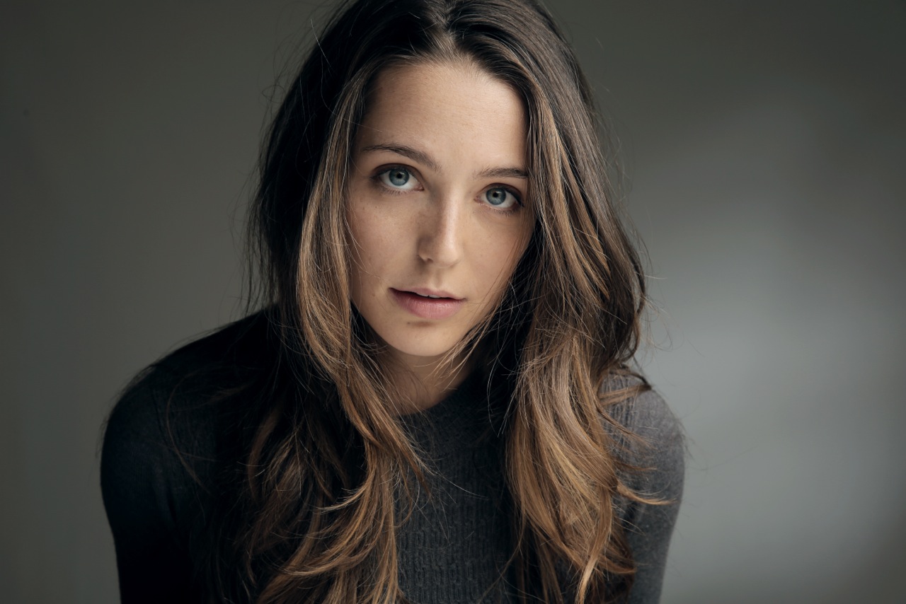 People 1280x854 Jessica Rothe women actress long hair face simple background gray eyes sweater