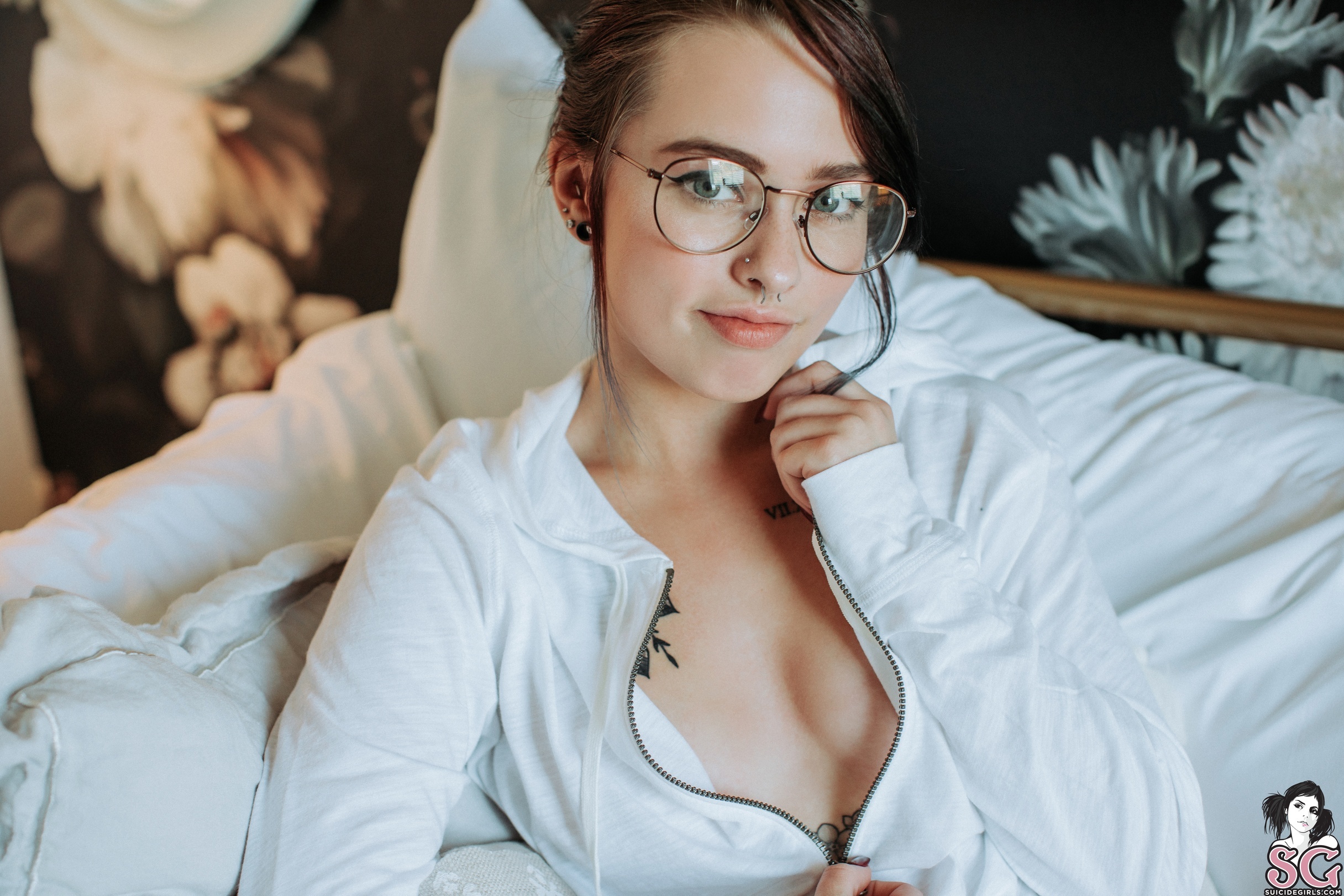 Indsigt tromme Roux women, brunette, Vyne, women with glasses, tattoo, pillow, glasses, Suicide  Girls, watermarked | 2432x1622 Wallpaper - wallhaven.cc