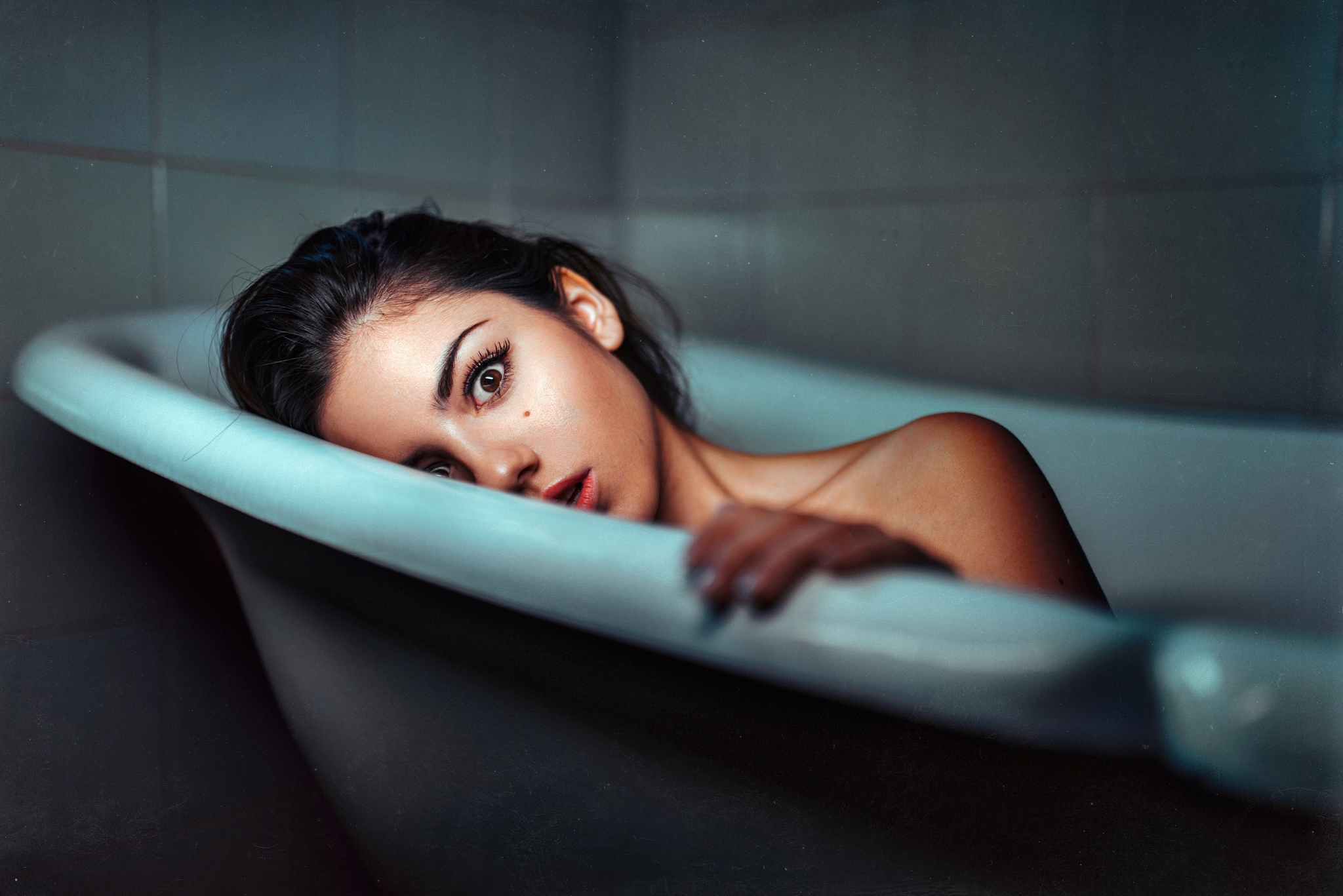 People 2048x1367 Delaia Gonzalez women model looking at viewer brown eyes face bare shoulders bathtub portrait indoors women indoors Gustavo Terzaghi long eyelashes parted lips black hair in bathtub