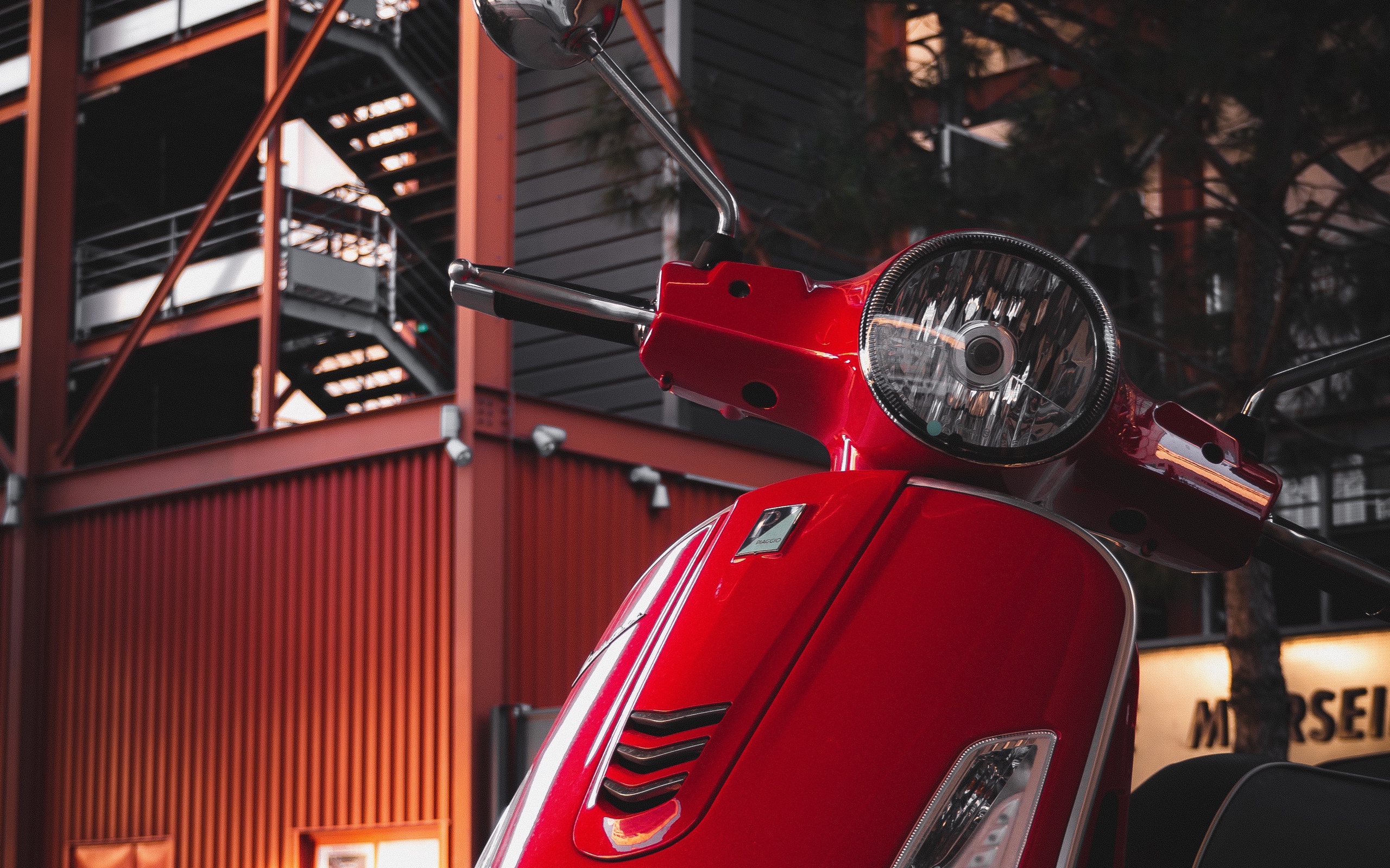 General 2560x1600 vehicle scooters photography building Italian motorcycles Vespa