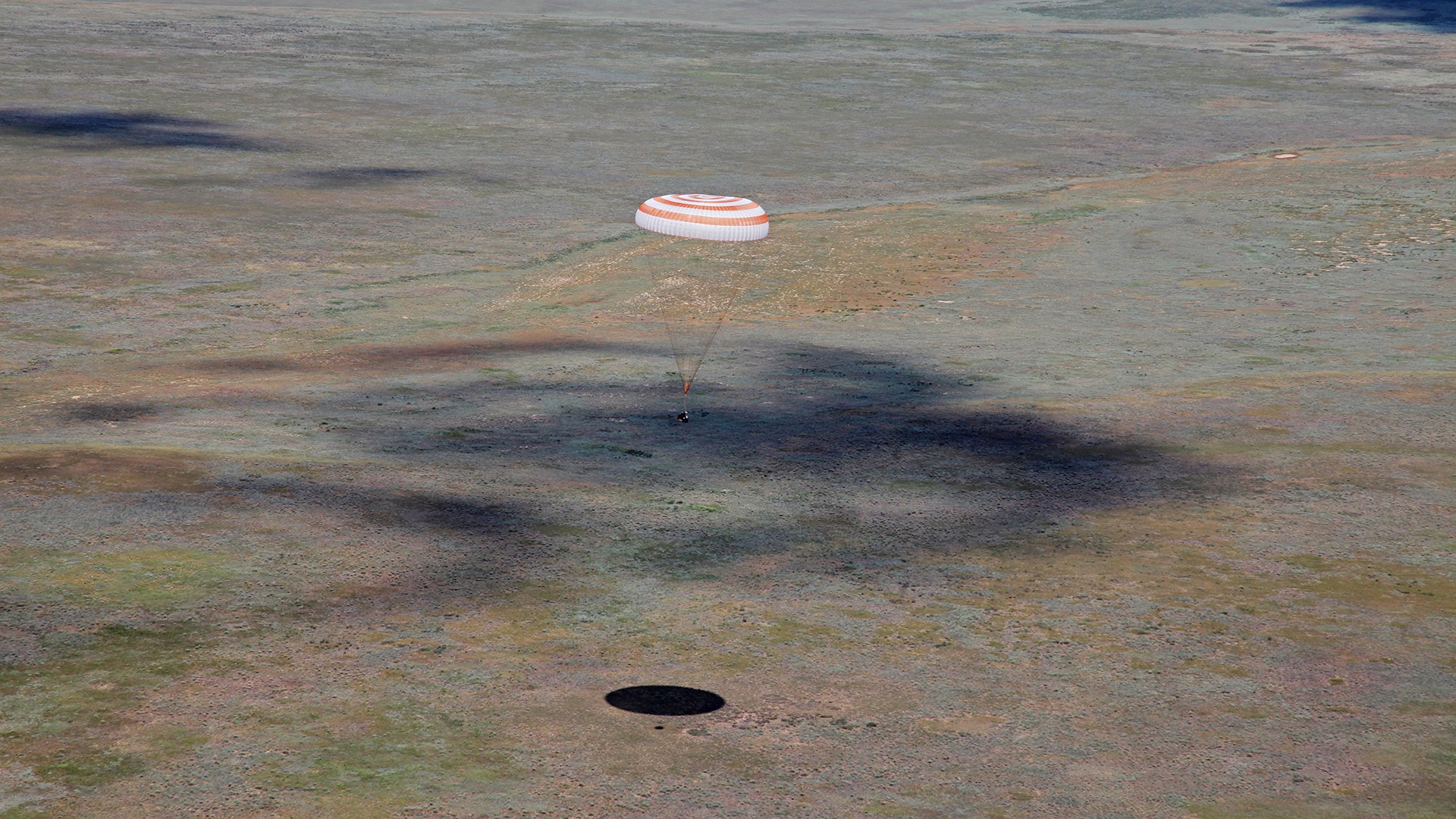 General 1920x1080 Roscosmos NASA Soyuz parachutes