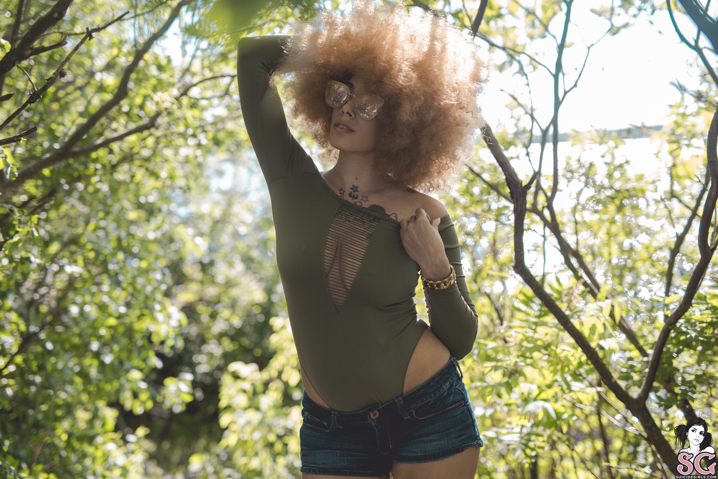 People 2432x1621 women Suicide Girls sunglasses plants leaves jeans tattoo Dritzella afro cleavage women outdoors