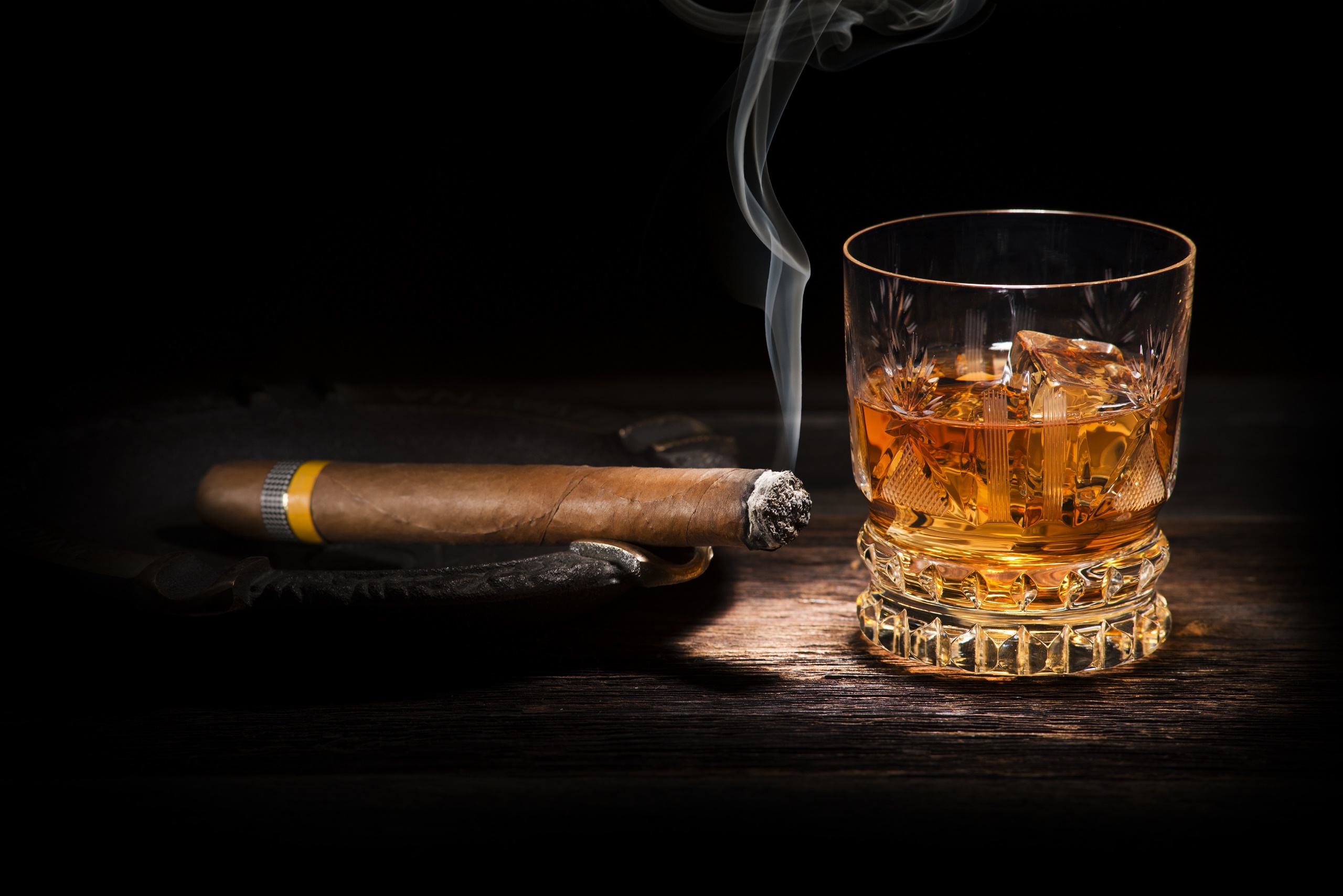 General 2560x1708 whiskey cigars smoke alcohol food closeup dark background simple background black background Tobacco