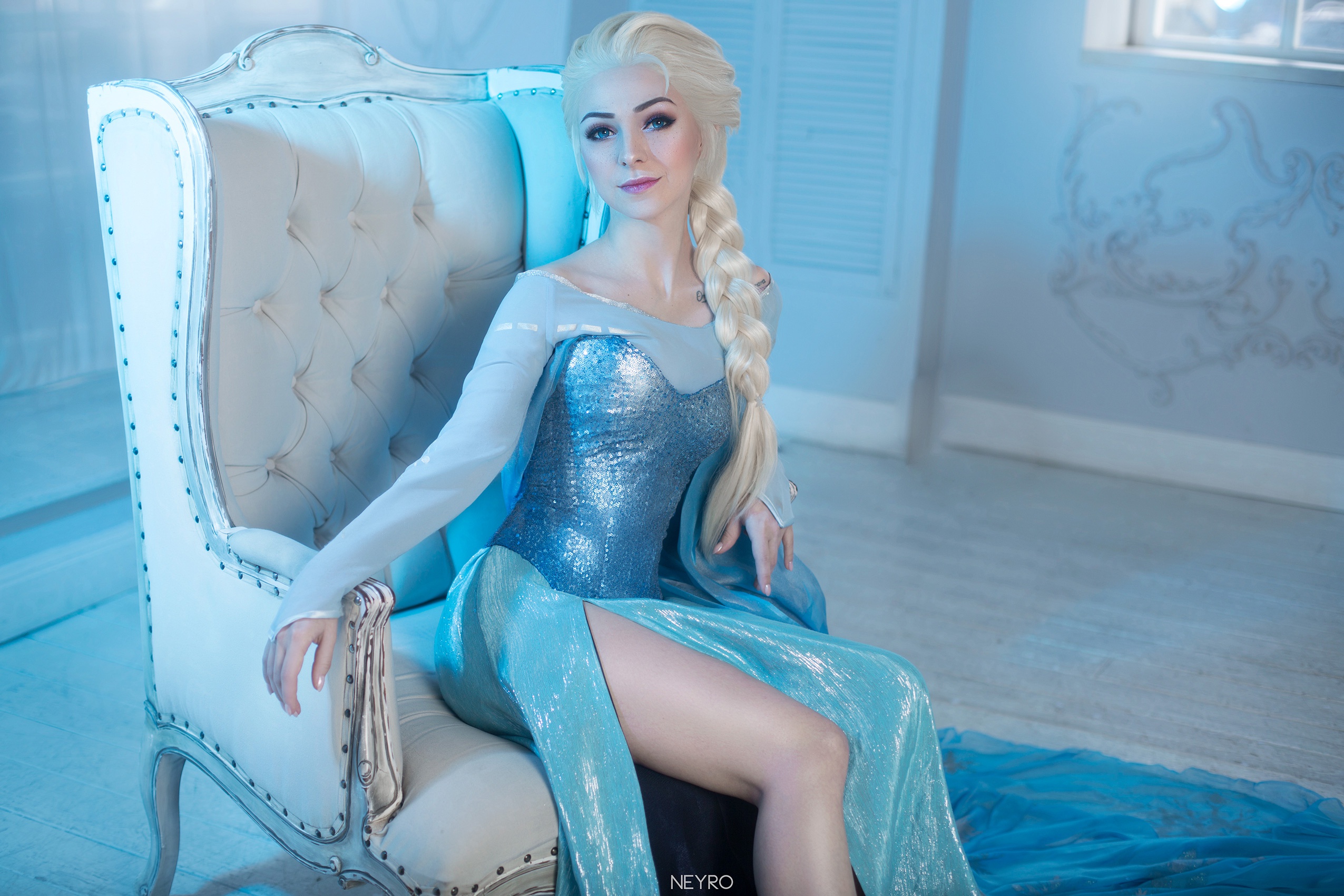 People 2551x1701 blonde women model cosplay fantasy girl women indoors Elsa Iris cyan Frozen (movie)
