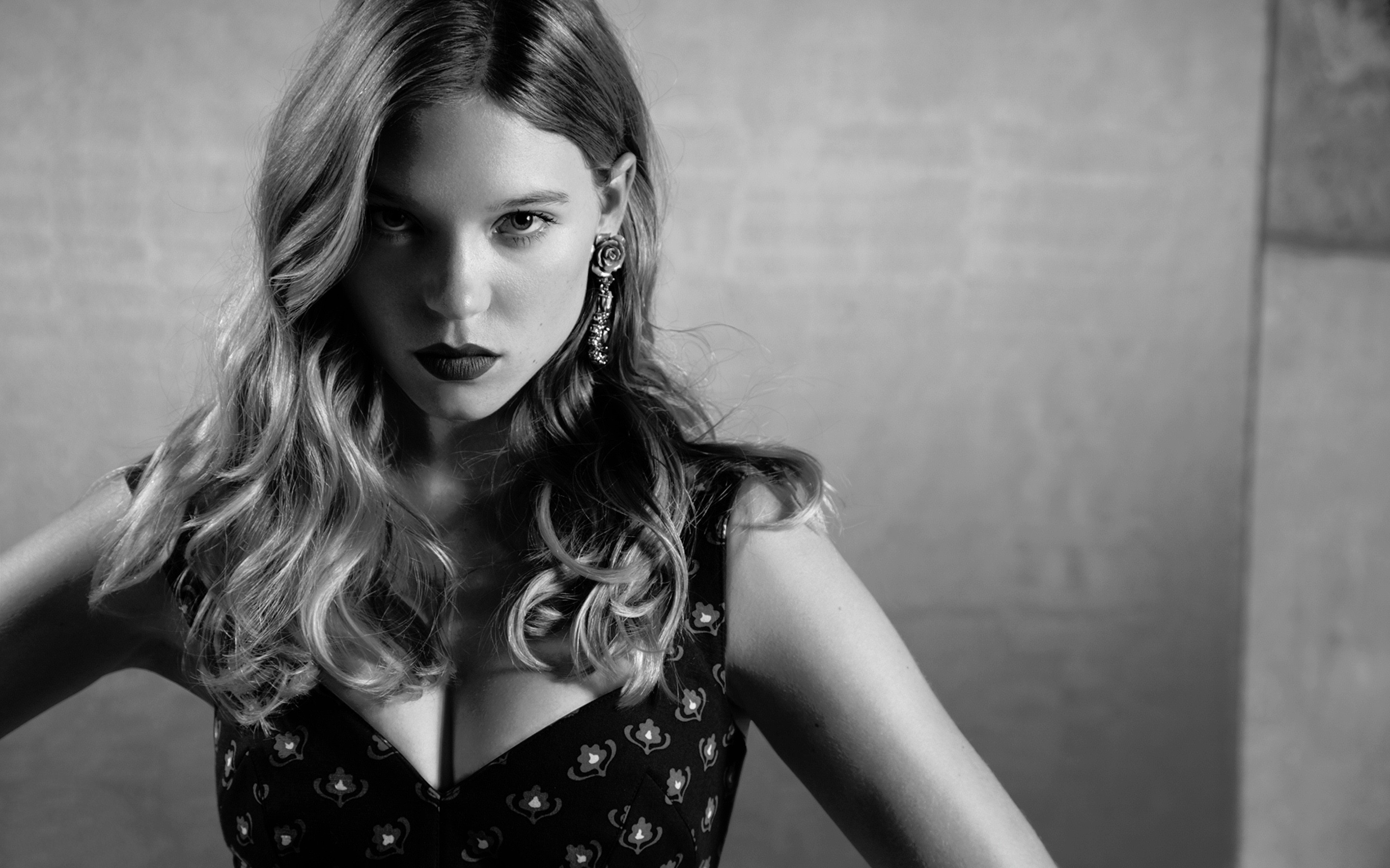 People 2880x1800 Léa Seydoux actress monochrome earring women cleavage dress looking at viewer French actress model French women celebrity