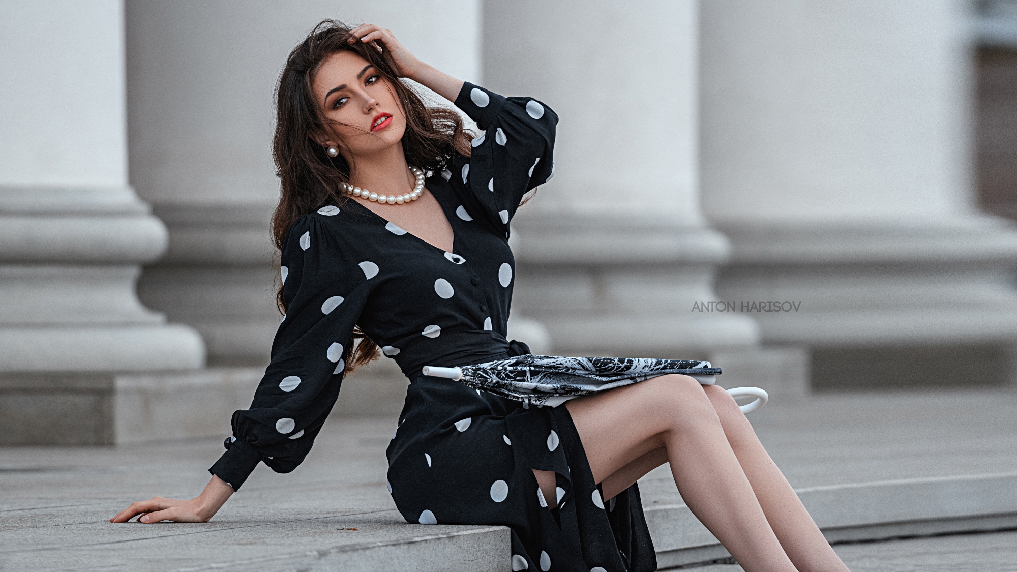 People 2000x1125 model women red lipstick sitting hand(s) in hair necklace black dress legs together Anton Harisov pearl necklace Maria Bashmakova