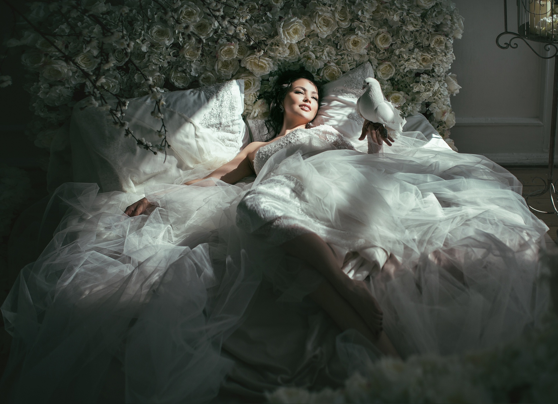 Золушка в постель. Невесты в постели. Невеста на кровати. Невеста лежит. Свадебное платье на кровати.
