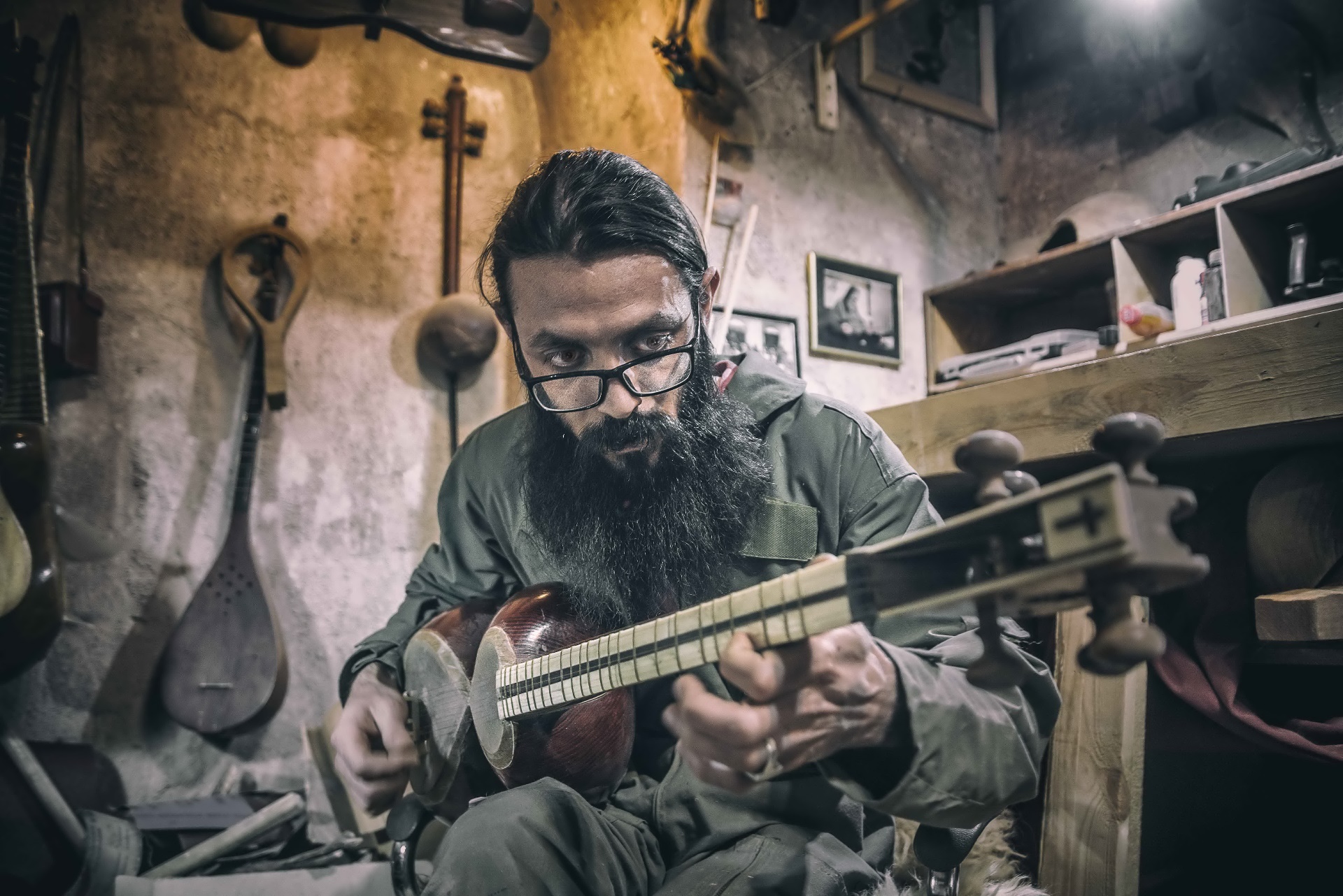 People 1920x1282 Iran men musical instrument glasses