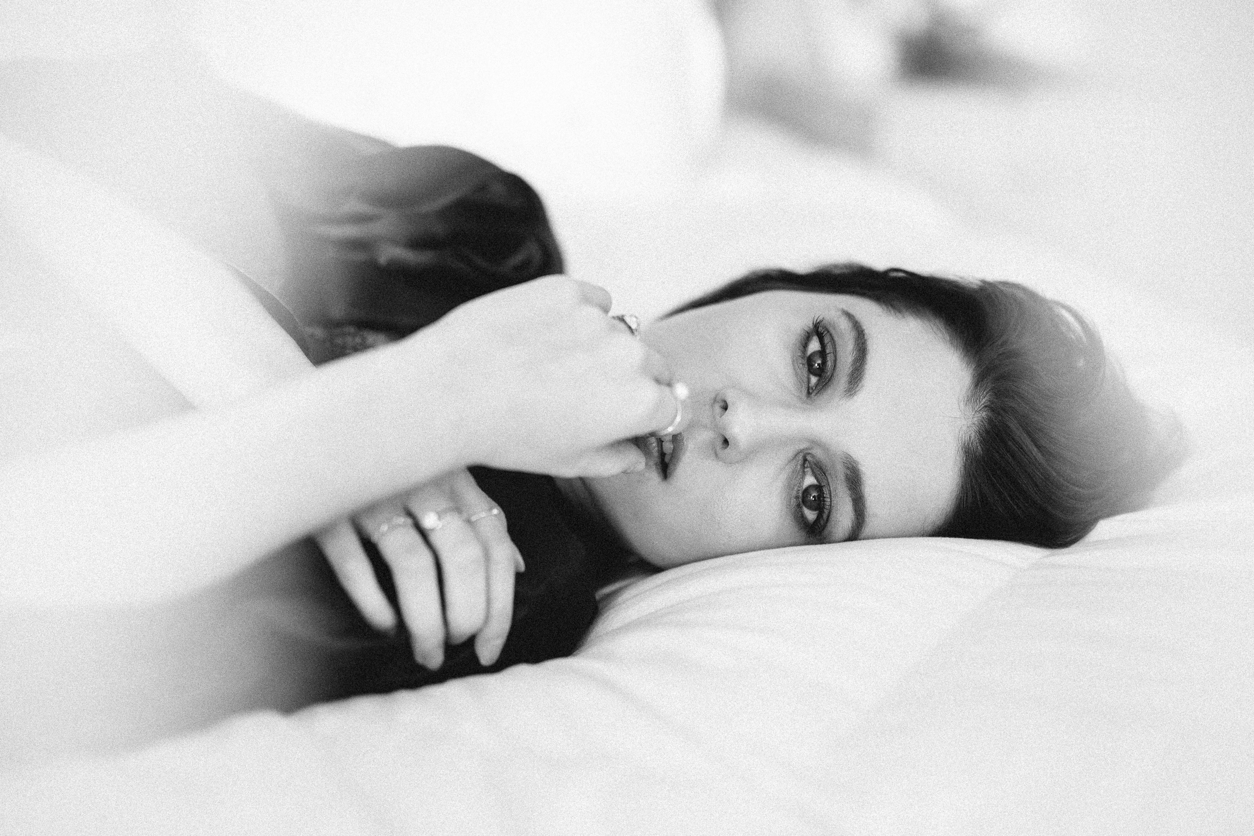 People 2500x1667 Mary Elizabeth Winstead monochrome celebrity actress looking at viewer women lying down