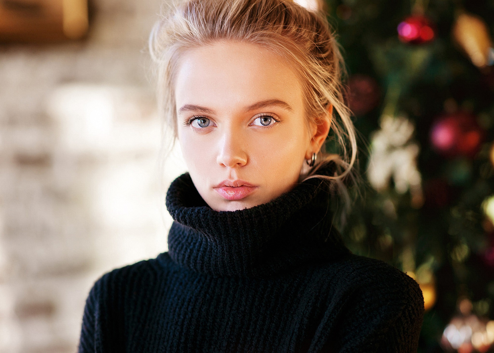 People 2048x1466 women model blonde looking at viewer gray eyes earring sweater black sweater Christmas tree depth of field Maxim Maximov indoors portrait face women indoors Maria Popova Christmas