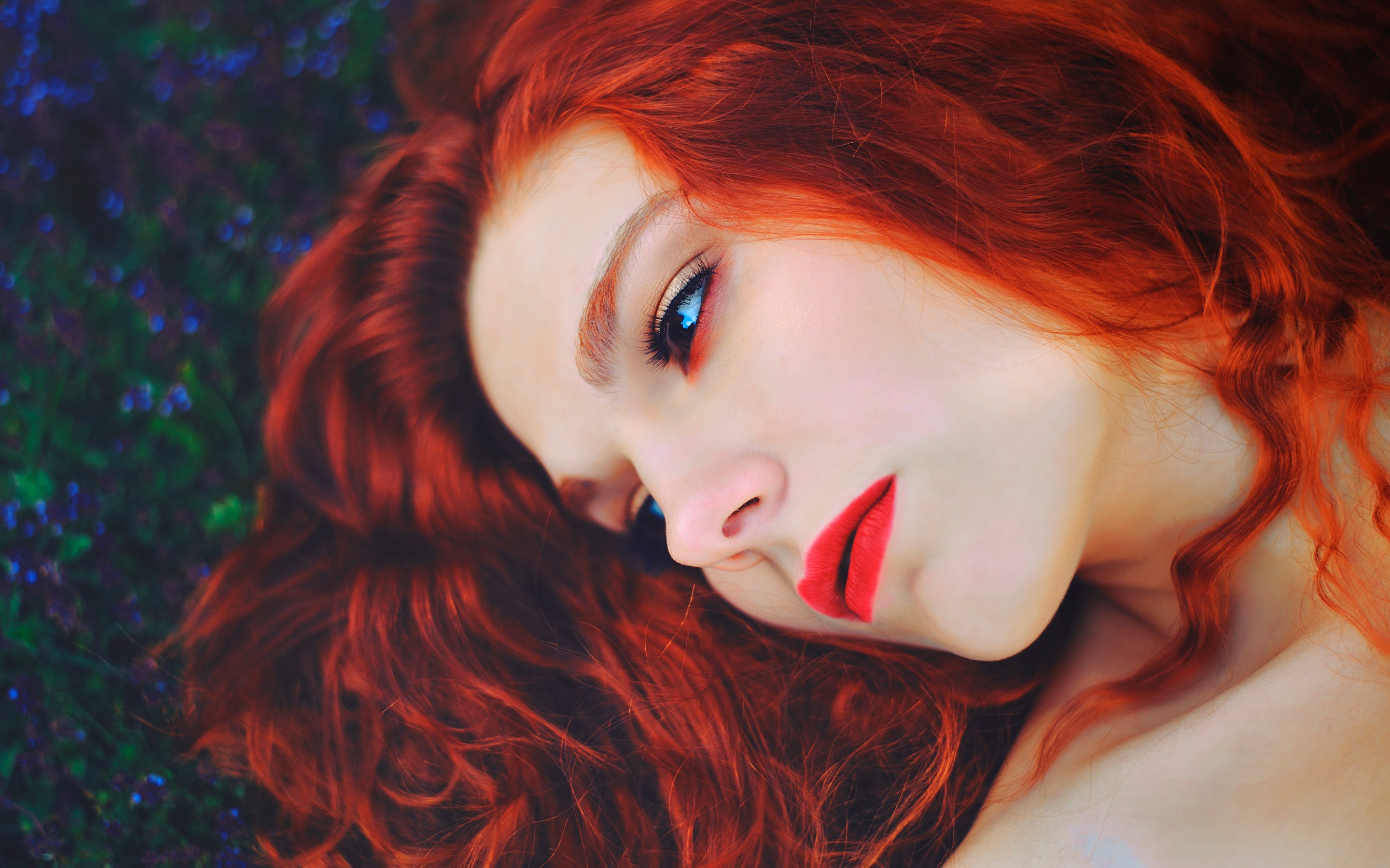 People 2880x1800 women model long hair wavy hair redhead juicy lips face portrait makeup eyes closeup