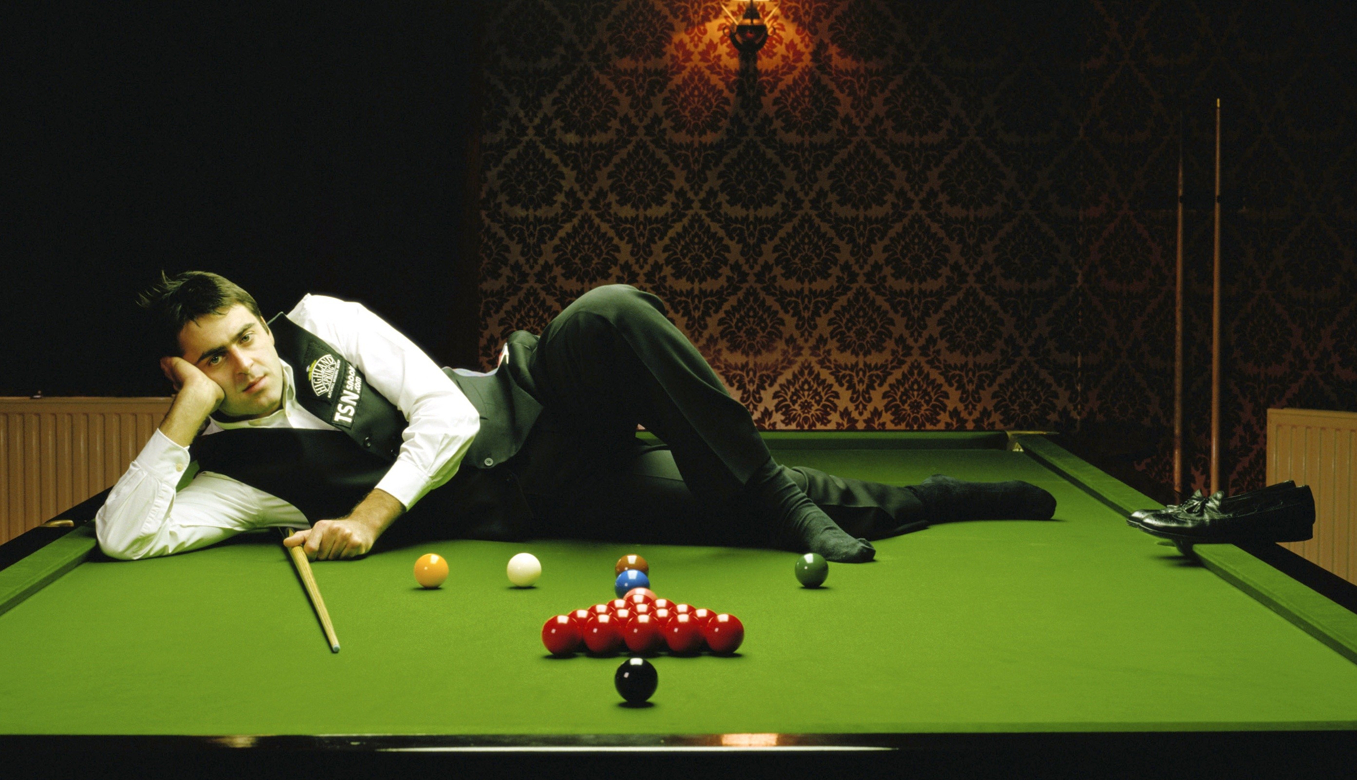 People 2787x1602 Snooker sport ball billiard balls pool table men suits looking at viewer queue Ronnie O'Sullivan humor