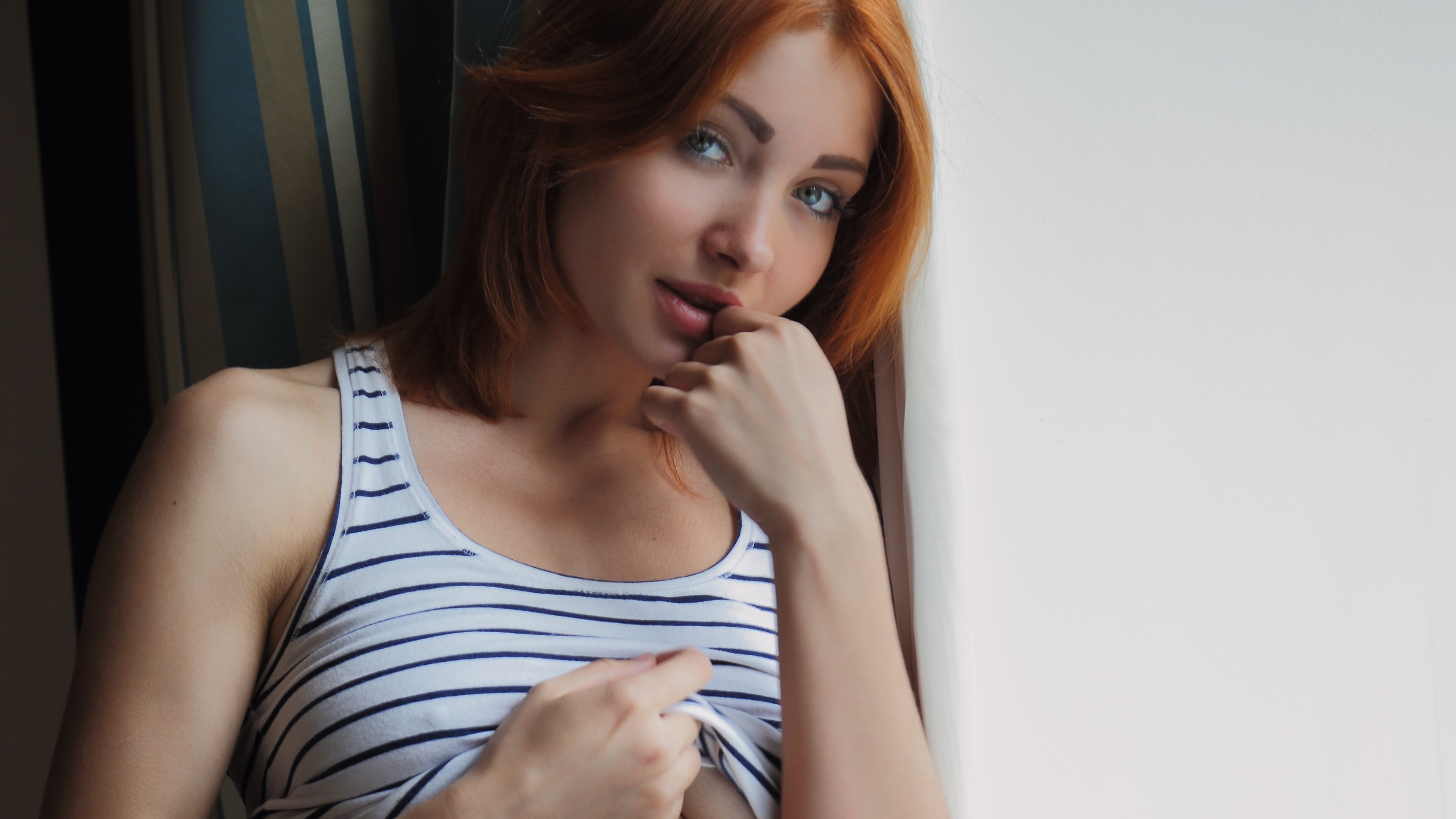 Women Redhead Looking At Viewer Valeria Kika Model Lifting Shirt