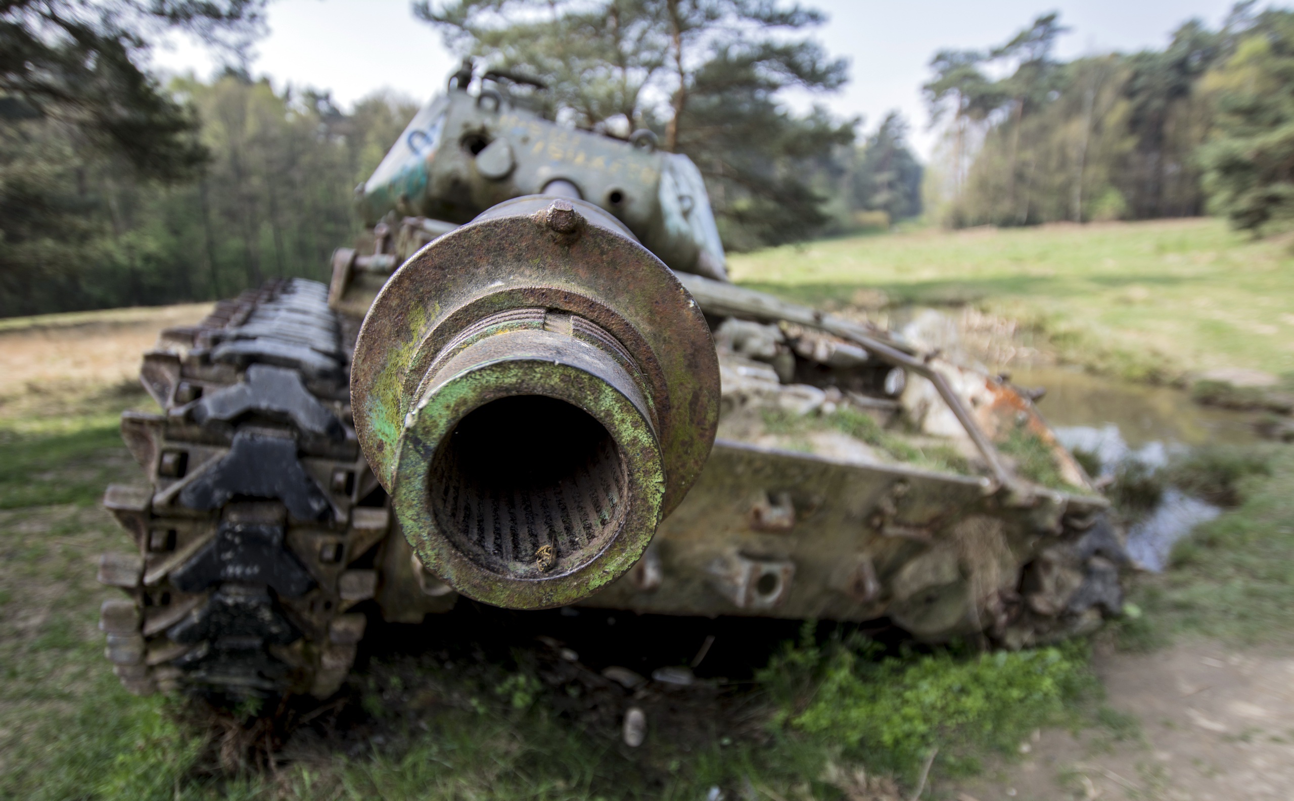 General 2560x1586 tank military abandoned depth of field M41 Walker Bulldog