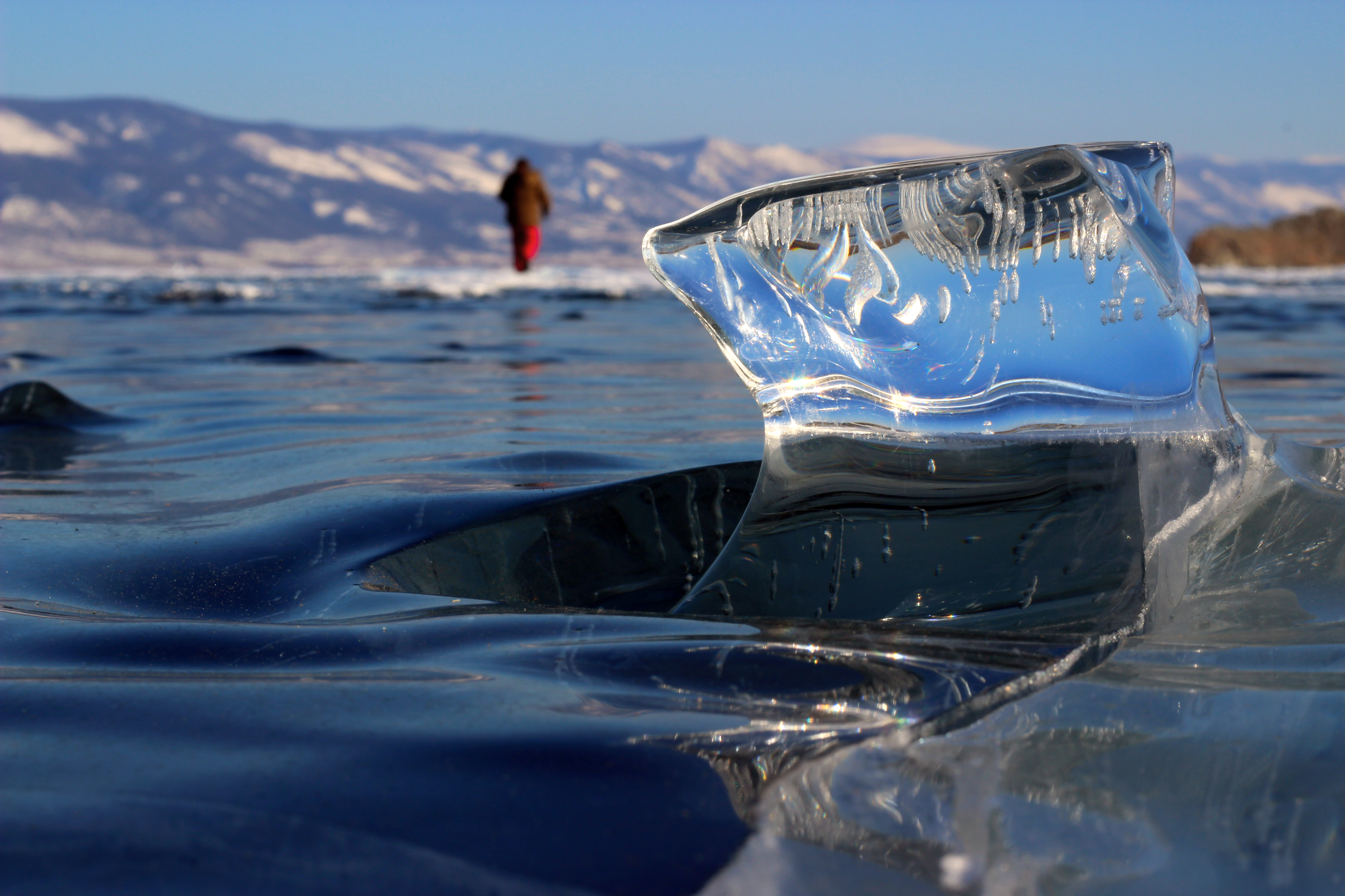 General 5184x3456 nature landscape winter snow ice Lake Baikal Siberia lake men Russia water mountains depth of field ice cubes