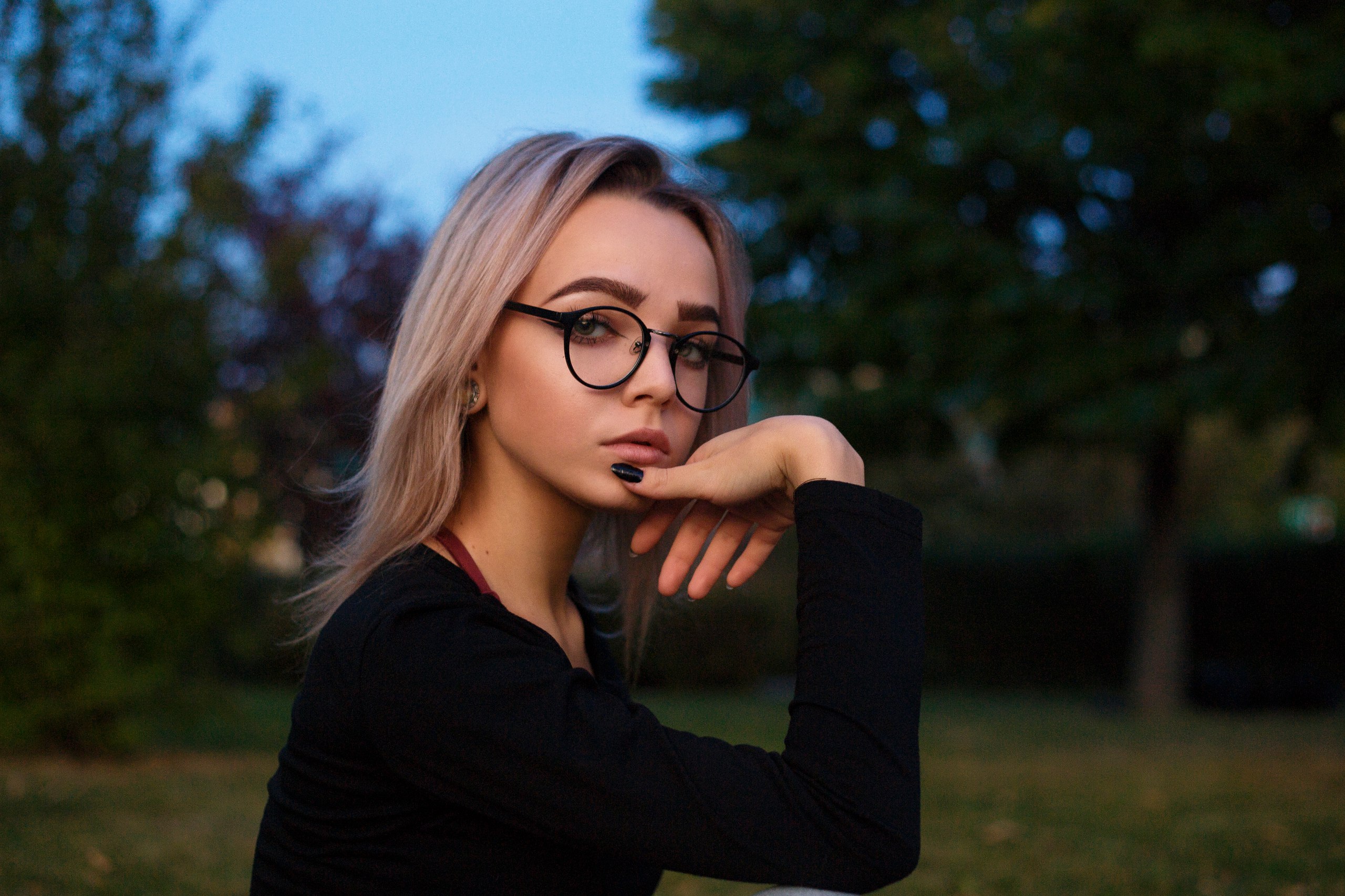 People 2560x1707 women portrait dyed hair women outdoors women with glasses depth of field black nails eyeliner