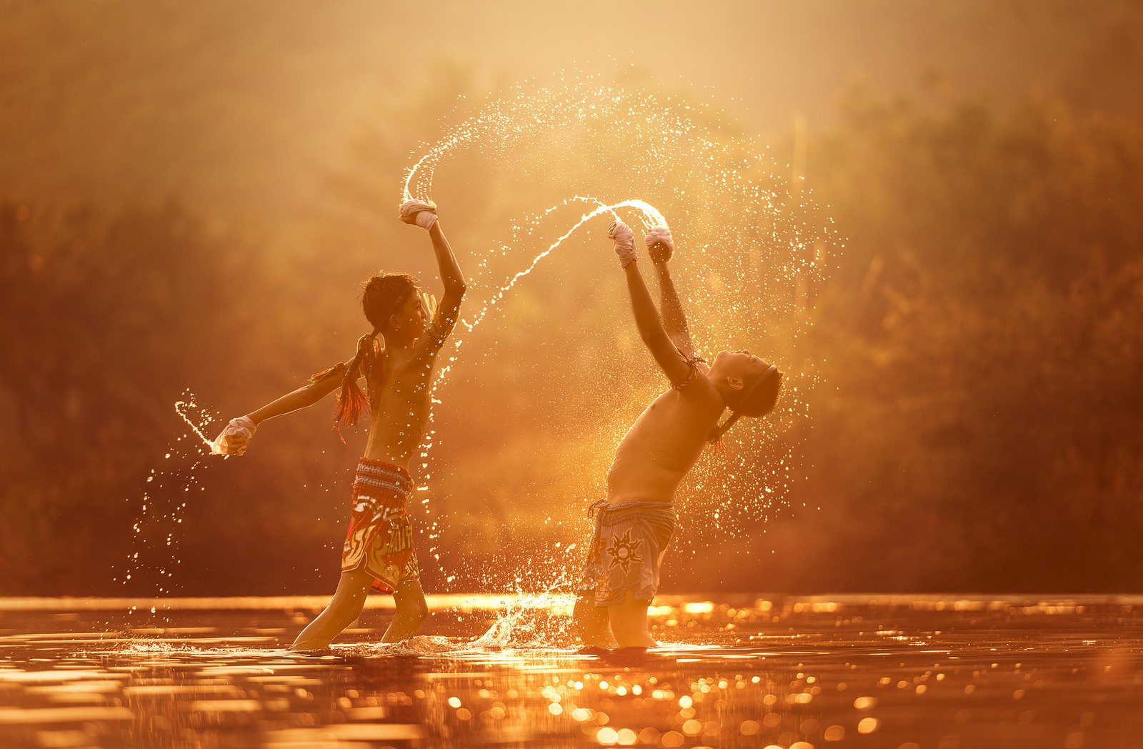 People 1600x1048 children sunlight water fighting