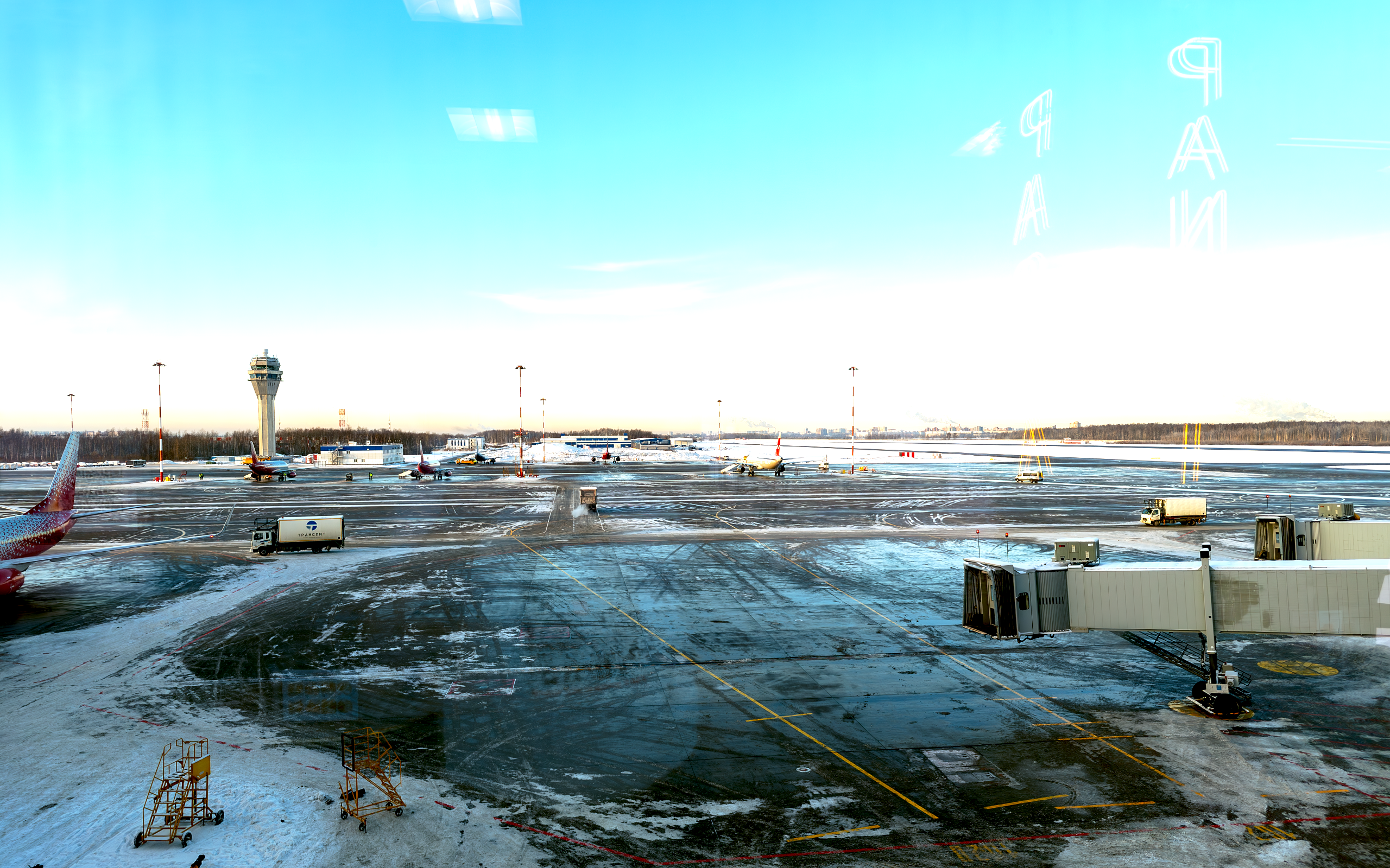 General 2560x1600 airport St. Petersburg terminal airplane Russia sky winter snow