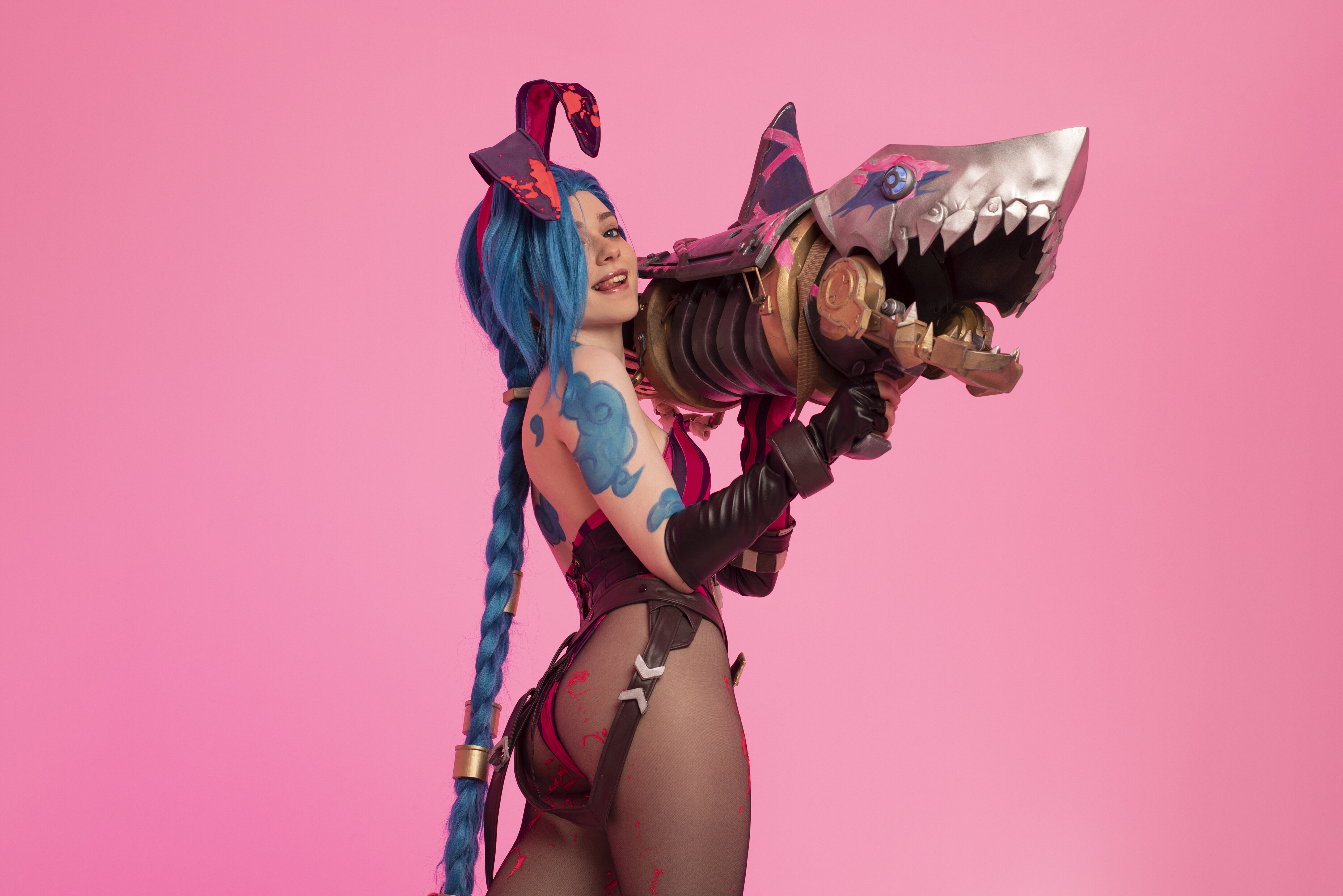 People 5054x3370 women model cosplay indoors women indoors long hair blue hair Jinx (League of Legends) League of Legends Arcane tattoo stockings bodysuit bunny ears simple background ass arm warmers fingerless gloves looking at viewer smiling tongue out bare shoulders Vika Strayderova