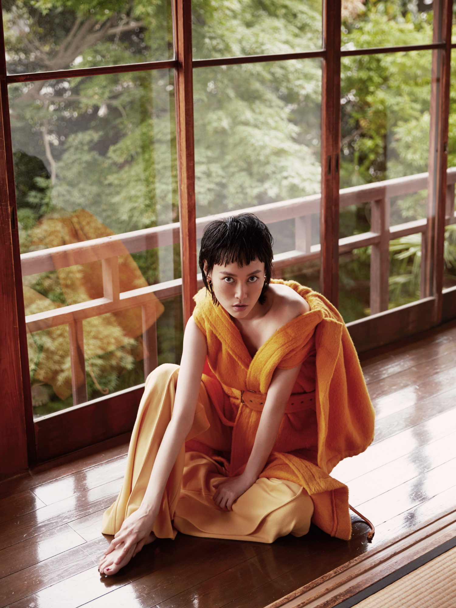 People 1500x2000 Rinko Kikuchi women actress barefoot looking at viewer sitting open mouth short hair dressing gown reflection wooden floor
