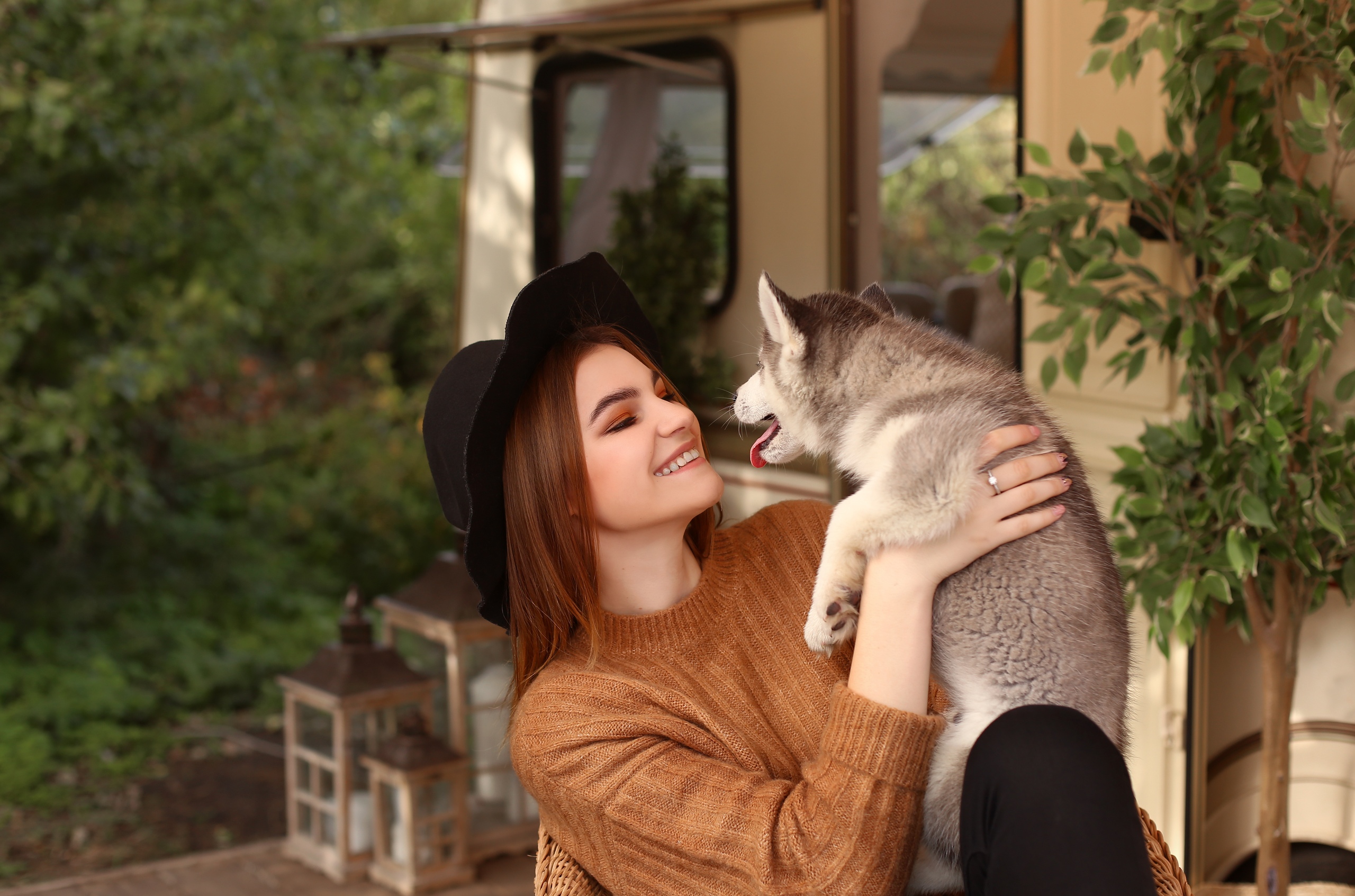 People 2560x1693 women model brunette hat women with hats portrait smiling outdoors depth of field sweater Siberian Husky  dog pet animals women outdoors women with dogs happy black hat brown sweater millinery puppies young women