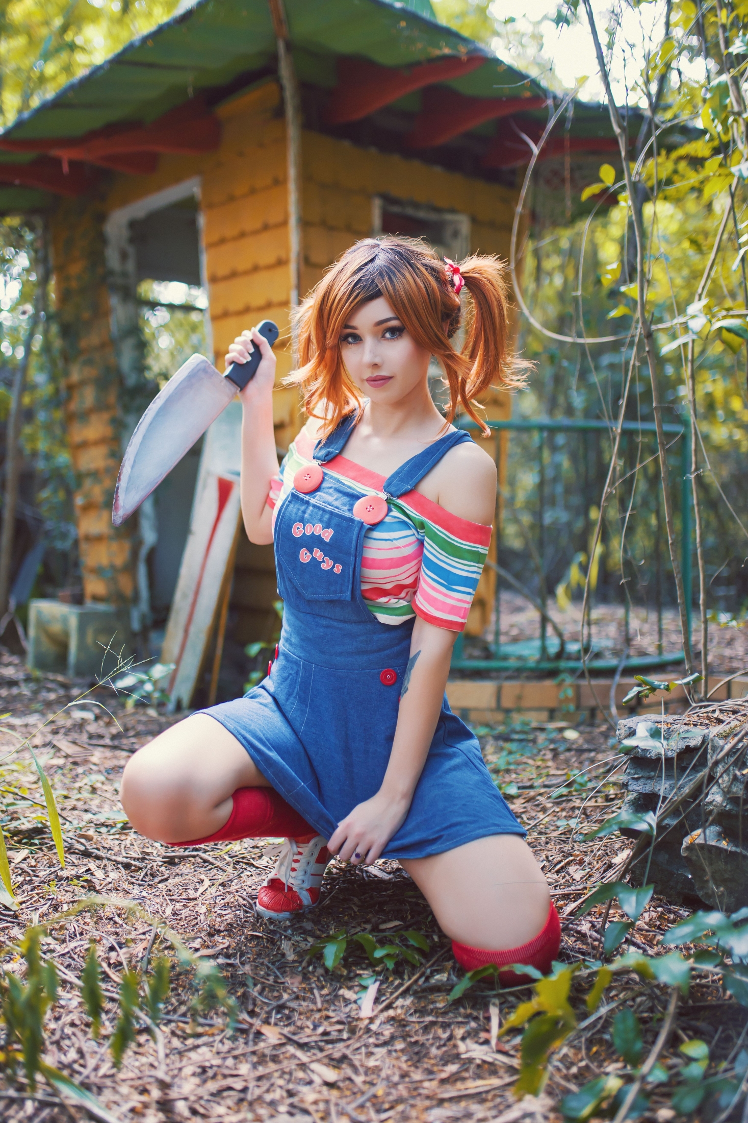 People 1467x2200 Amy Thunderbolt women model dyed hair looking at viewer cosplay Chucky sneakers knee-highs overalls women outdoors squatting knife twintails Child's Play movies