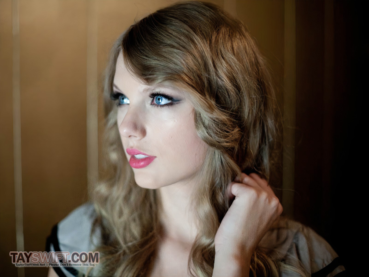 People 1280x960 Taylor Swift women blonde singer long hair face indoors blue eyes holding hair