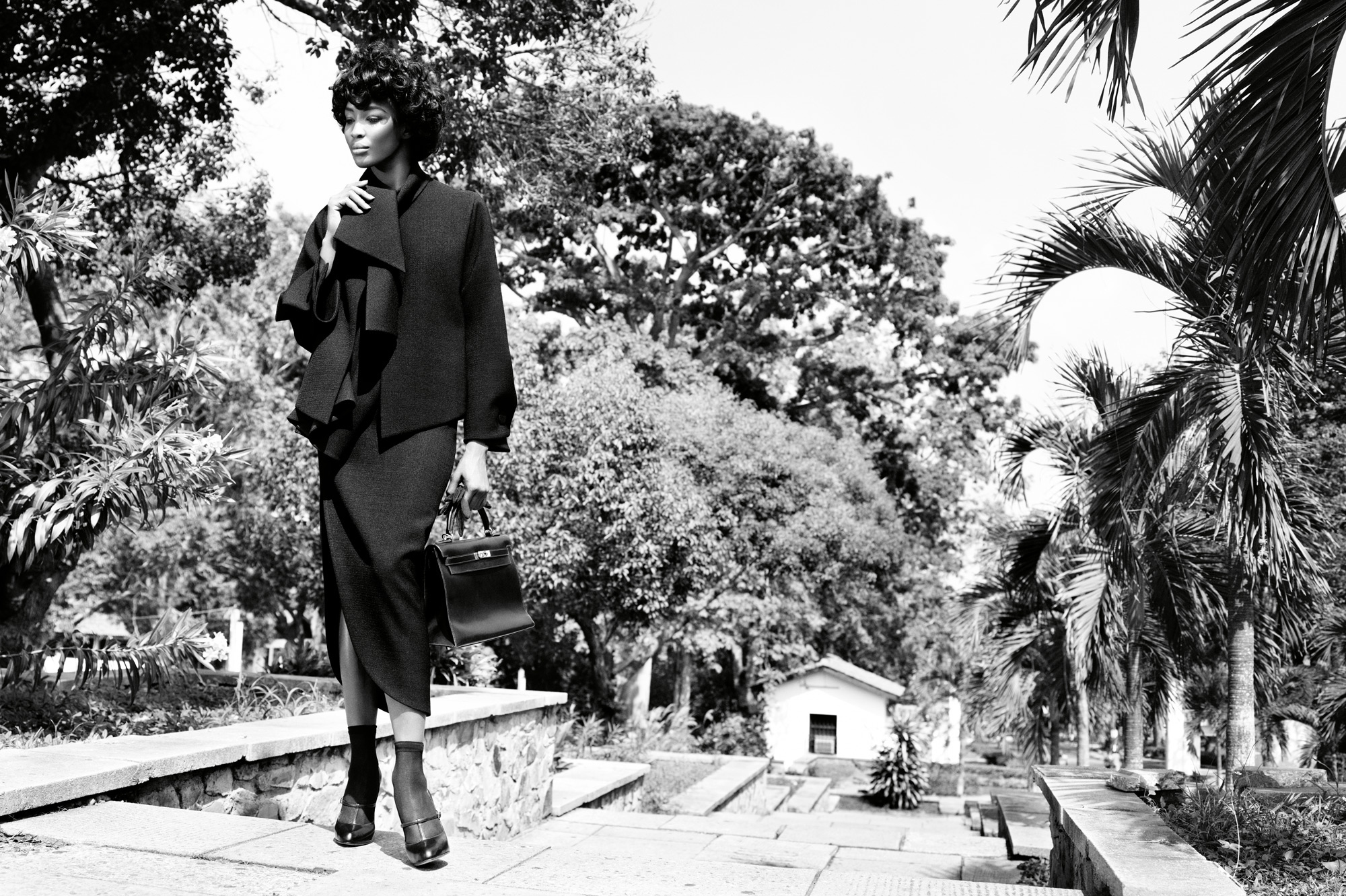 People 2000x1331 Naomi Campbell dark skin supermodel women women outdoors monochrome standing handbags trees plants brunette black clothing ebony women classy