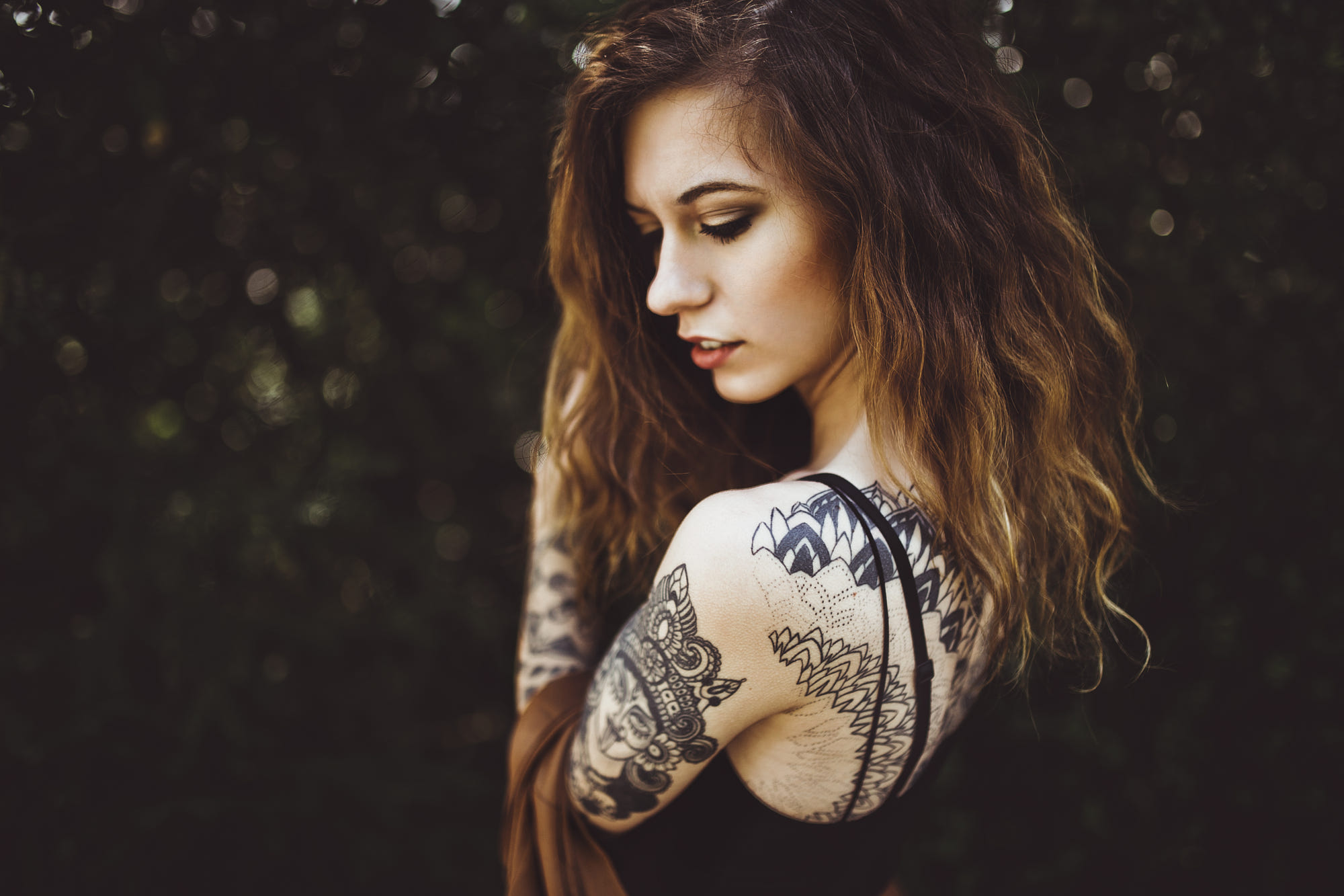 People 2000x1333 Heiko Klingele women women outdoors photography model forest trees black clothing depth of field brunette dyed hair open mouth back tank top tattoo hand(s) in hair bare shoulders sensual gaze