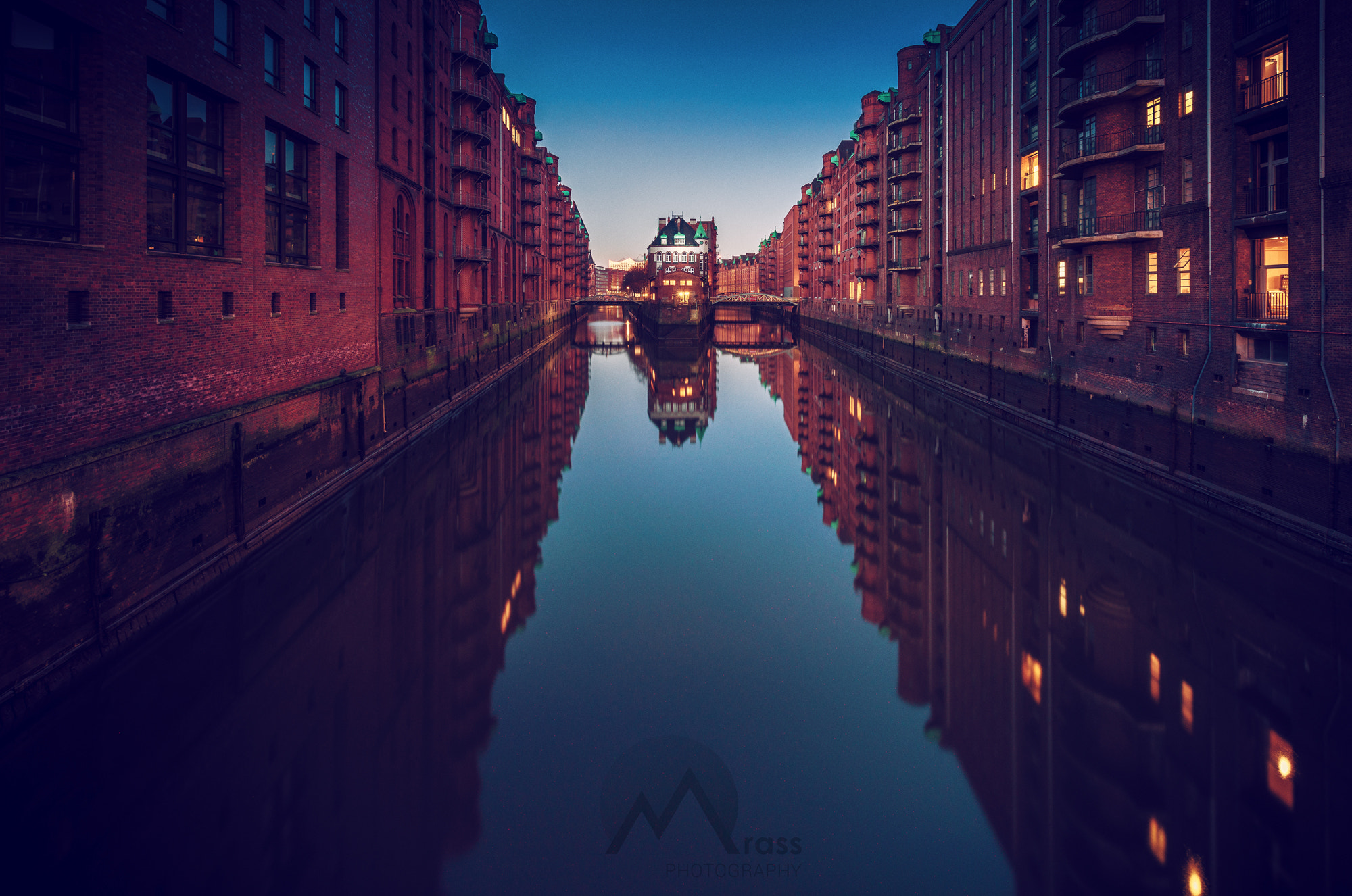 General 2000x1326 canal reflection architecture watermarked Hamburg