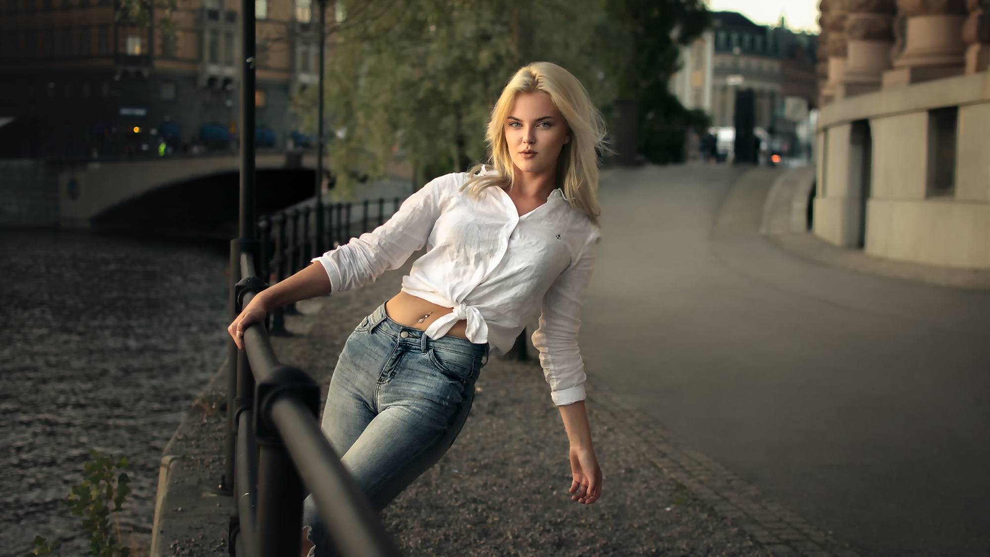 women outdoors, women, urban, white shirt, jeans, blonde, model