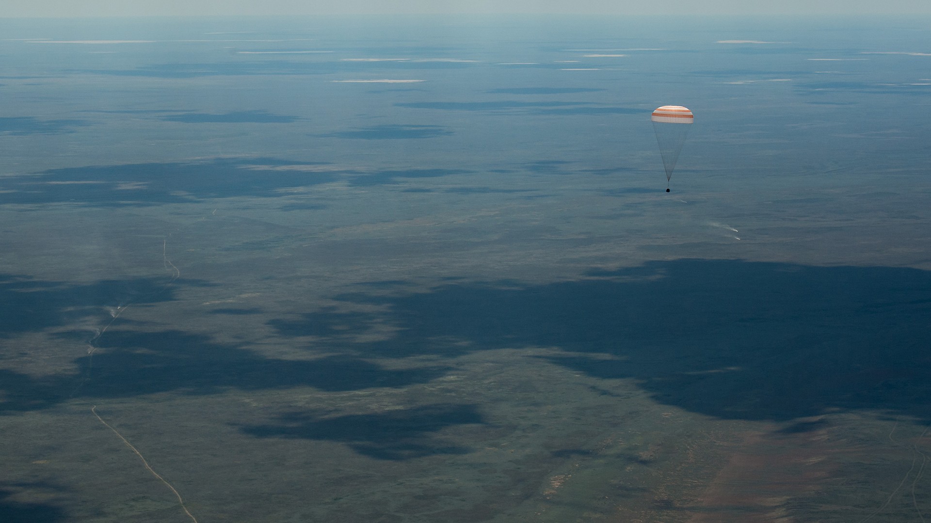 General 1920x1080 Roscosmos NASA Soyuz parachutes landscape