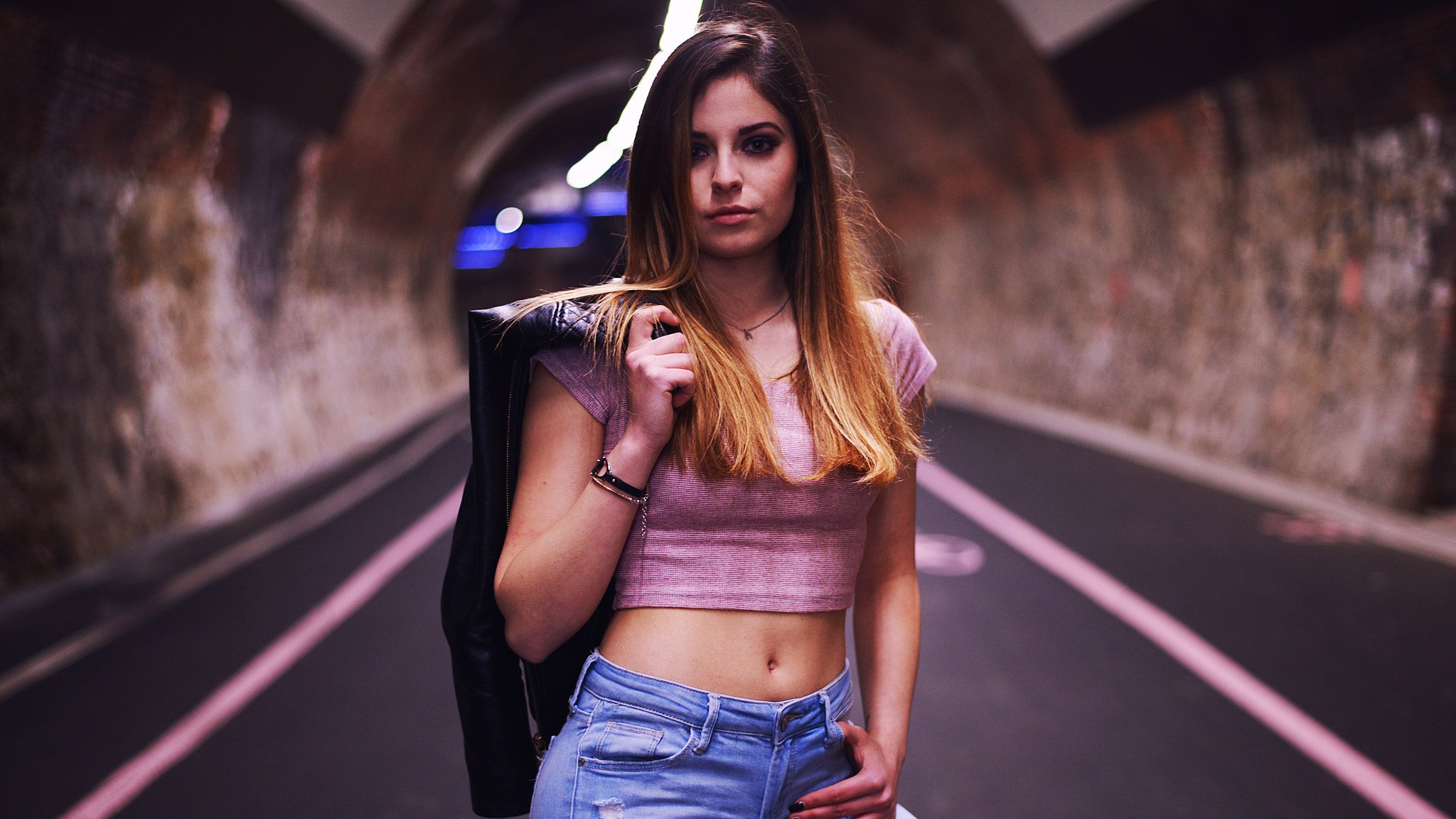 People 2048x1152 depth of field Roberta Valentina jeans brunette bare midriff belly belly button crop top road tunnel women holding jacket jacket leather jacket smoky eyes