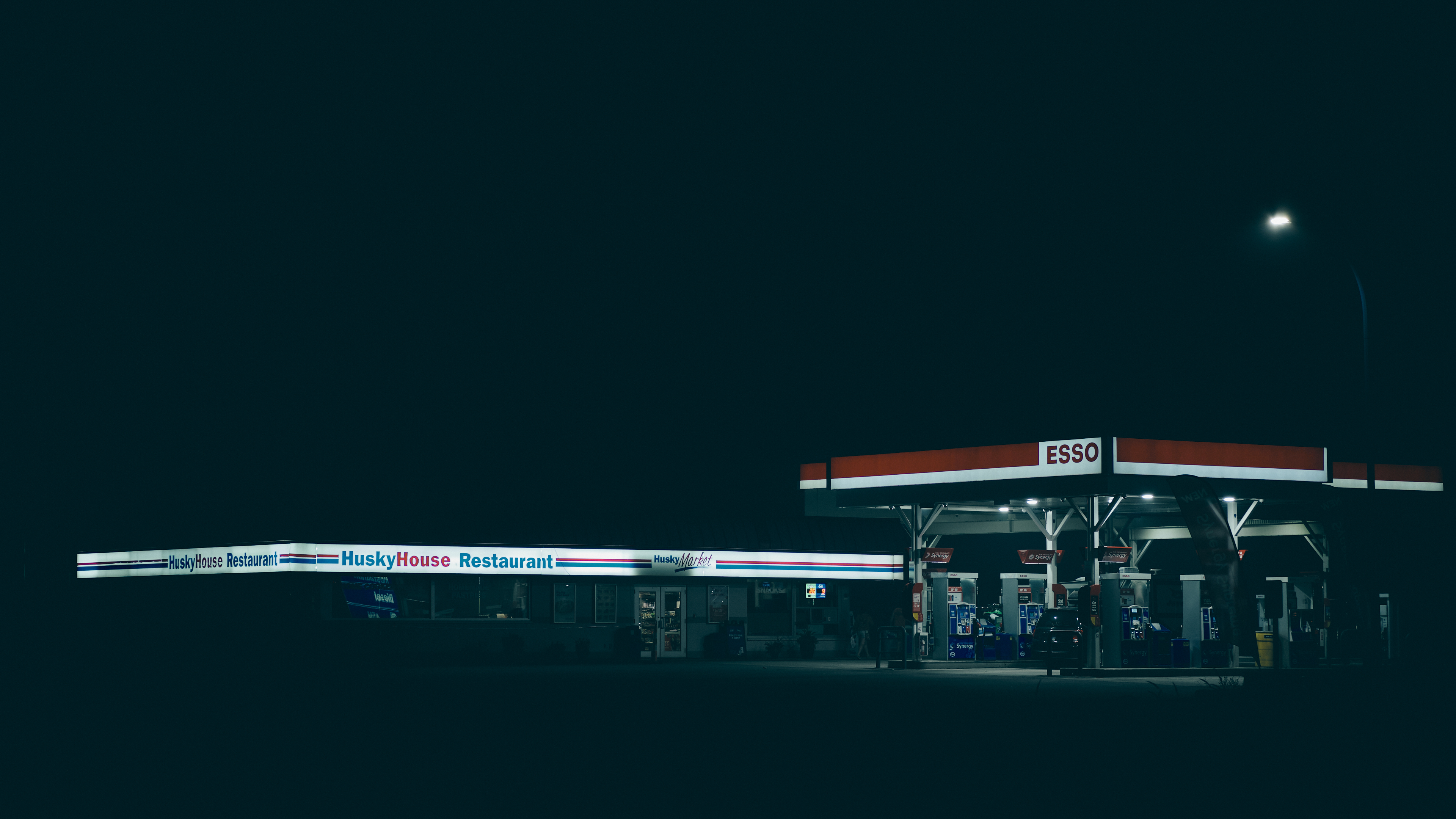 General 3840x2160 gas station night photography low light Esso Husky Restaurant