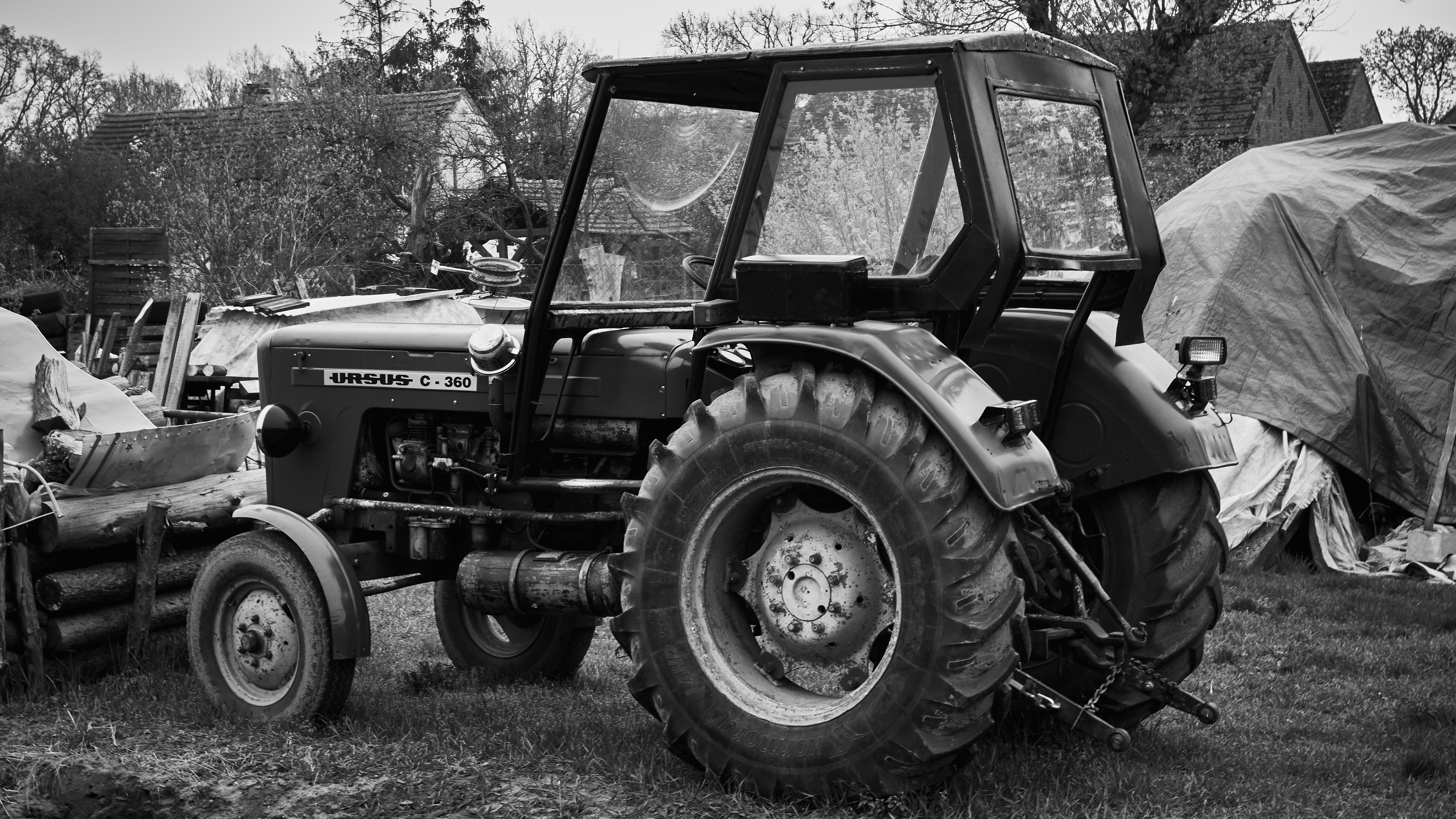 General 5639x3172 machine tractors vehicle monochrome Poland heavy equipment