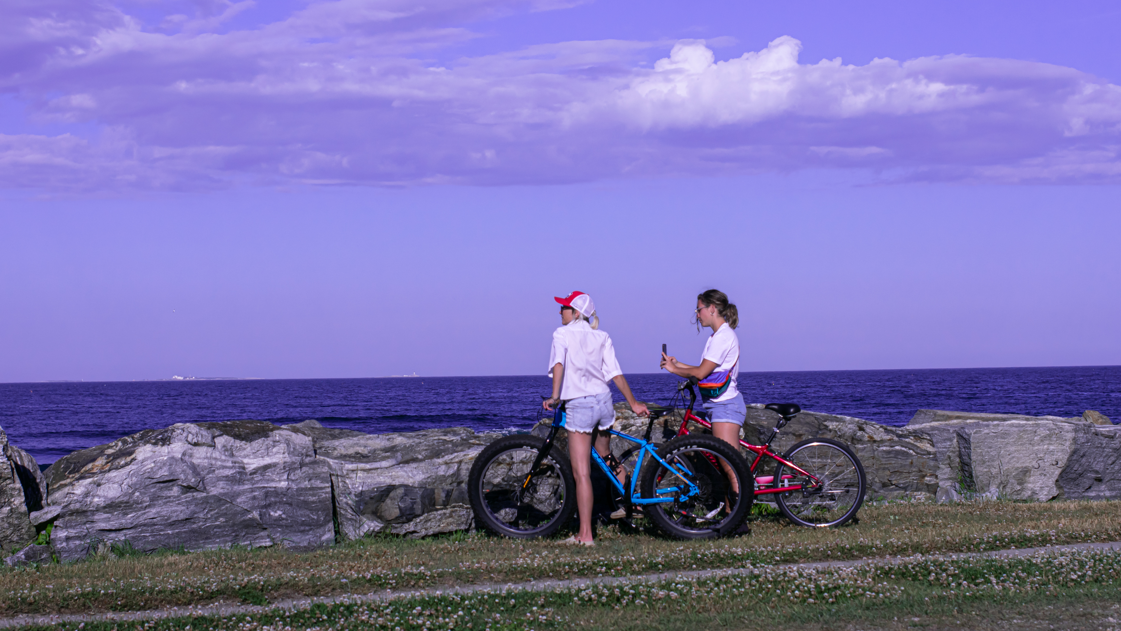 People 3840x2160 short shorts sea looking into the distance bicycle jean shorts white tops red hats taking photo