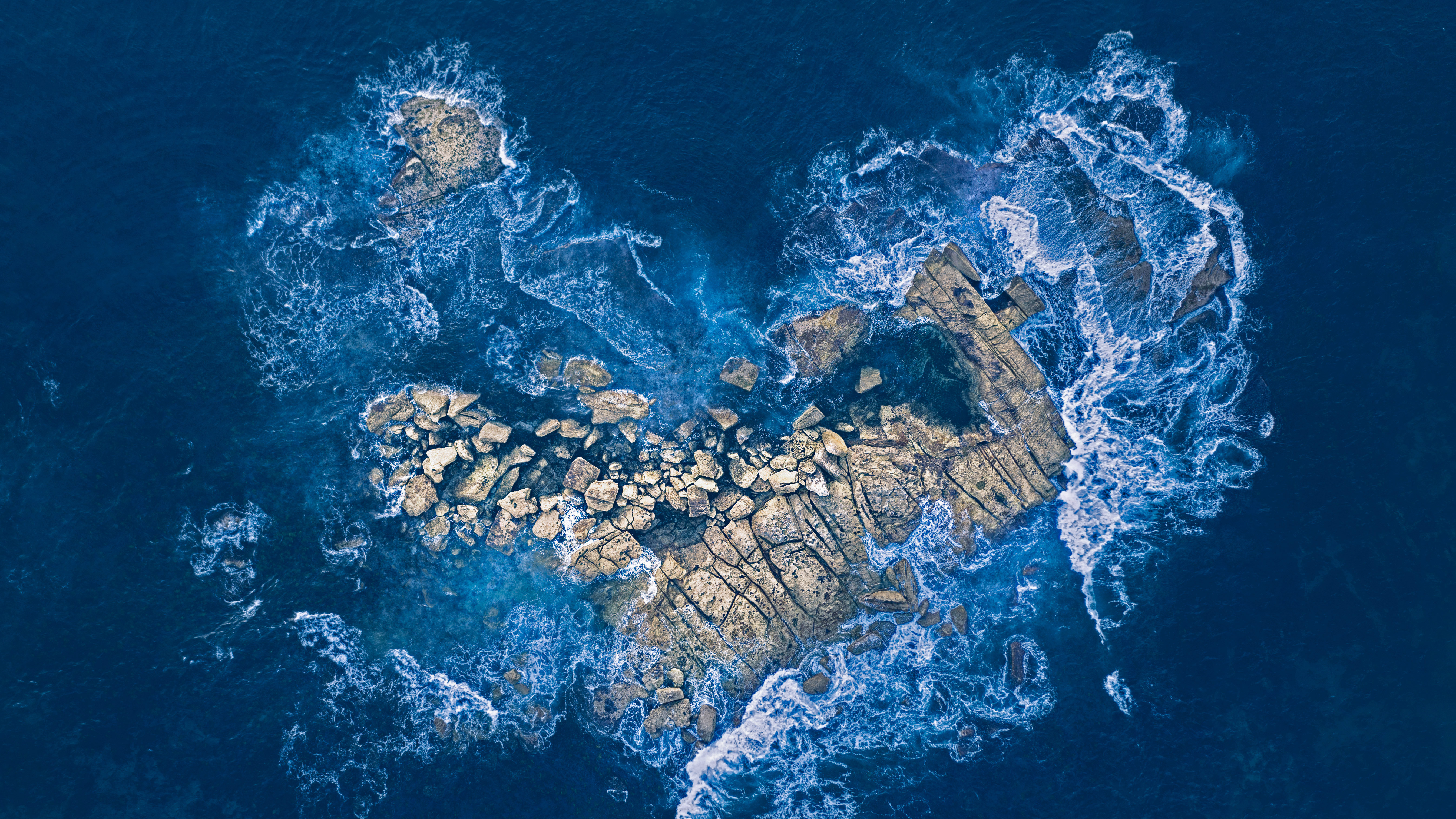 General 5384x3029 Australia rocks waves love sea heart aerial view