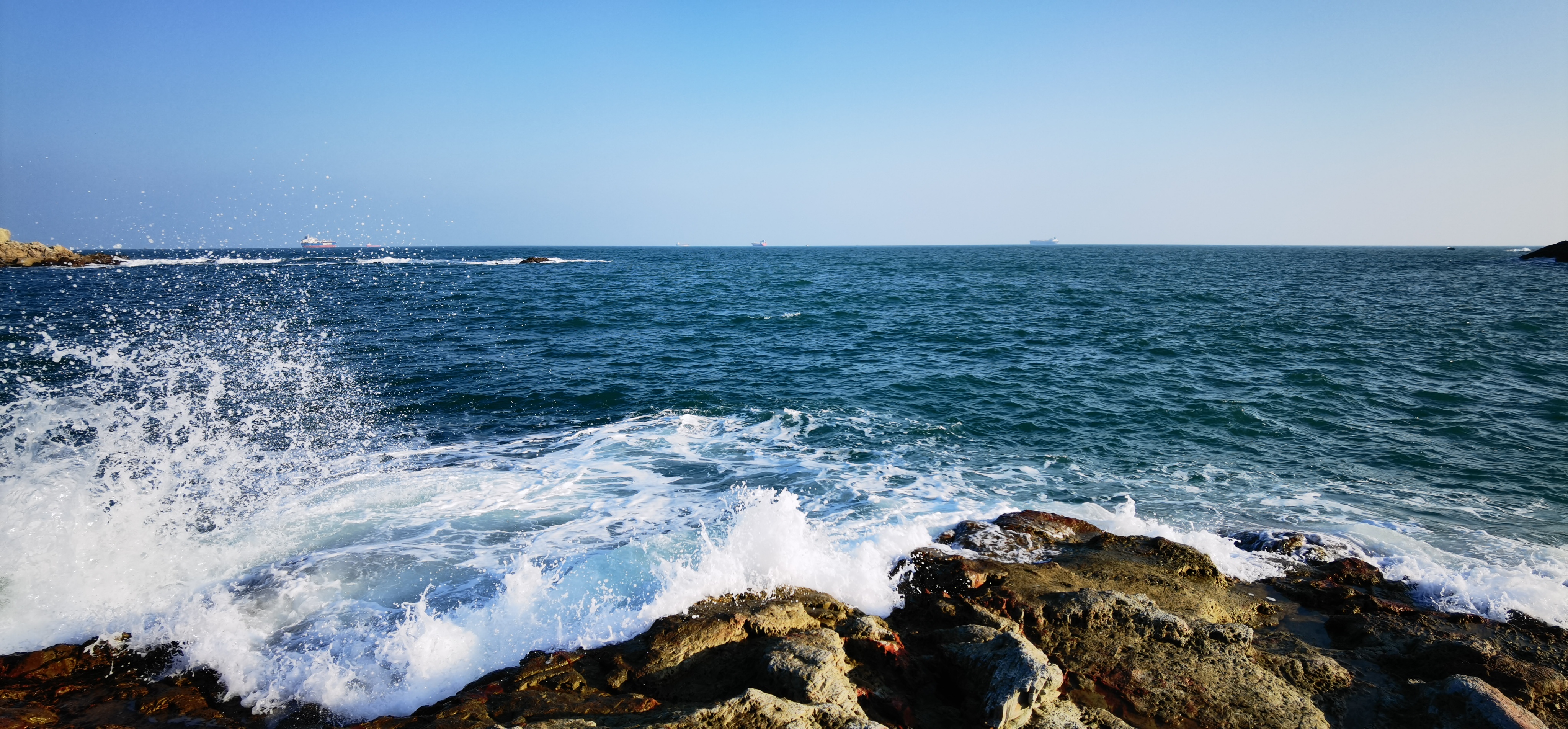 General 4096x1904 sea waves blue background water rocks