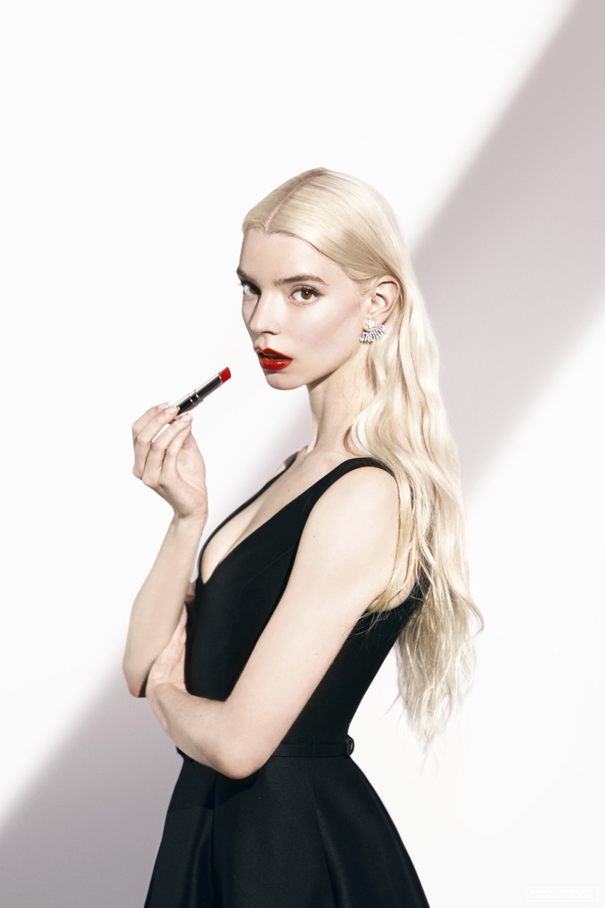 People 853x1280 Anya Taylor-Joy  women actress blonde makeup red lipstick pale white background black dress