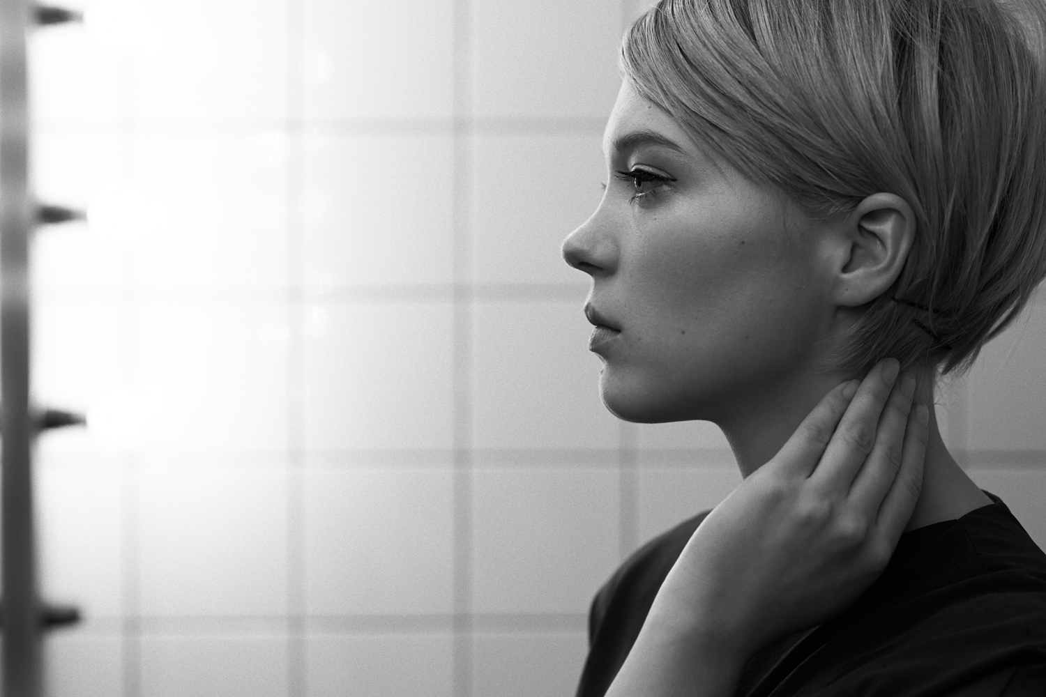 People 1500x1000 Léa Seydoux women celebrity monochrome women indoors short hair looking away Death Stranding profile side view French actress French women ear closed mouth Caucasian