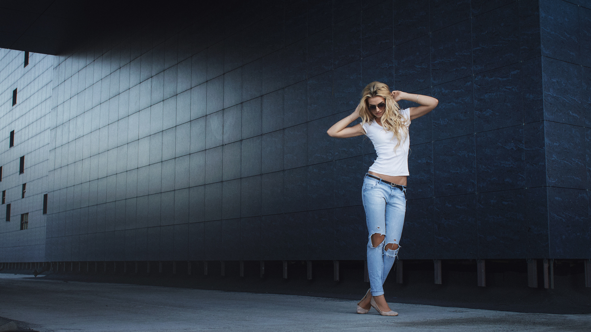 People 2000x1125 Ivan Kopchenov model women blonde sunglasses women with shades T-shirt jeans torn jeans hand(s) in hair