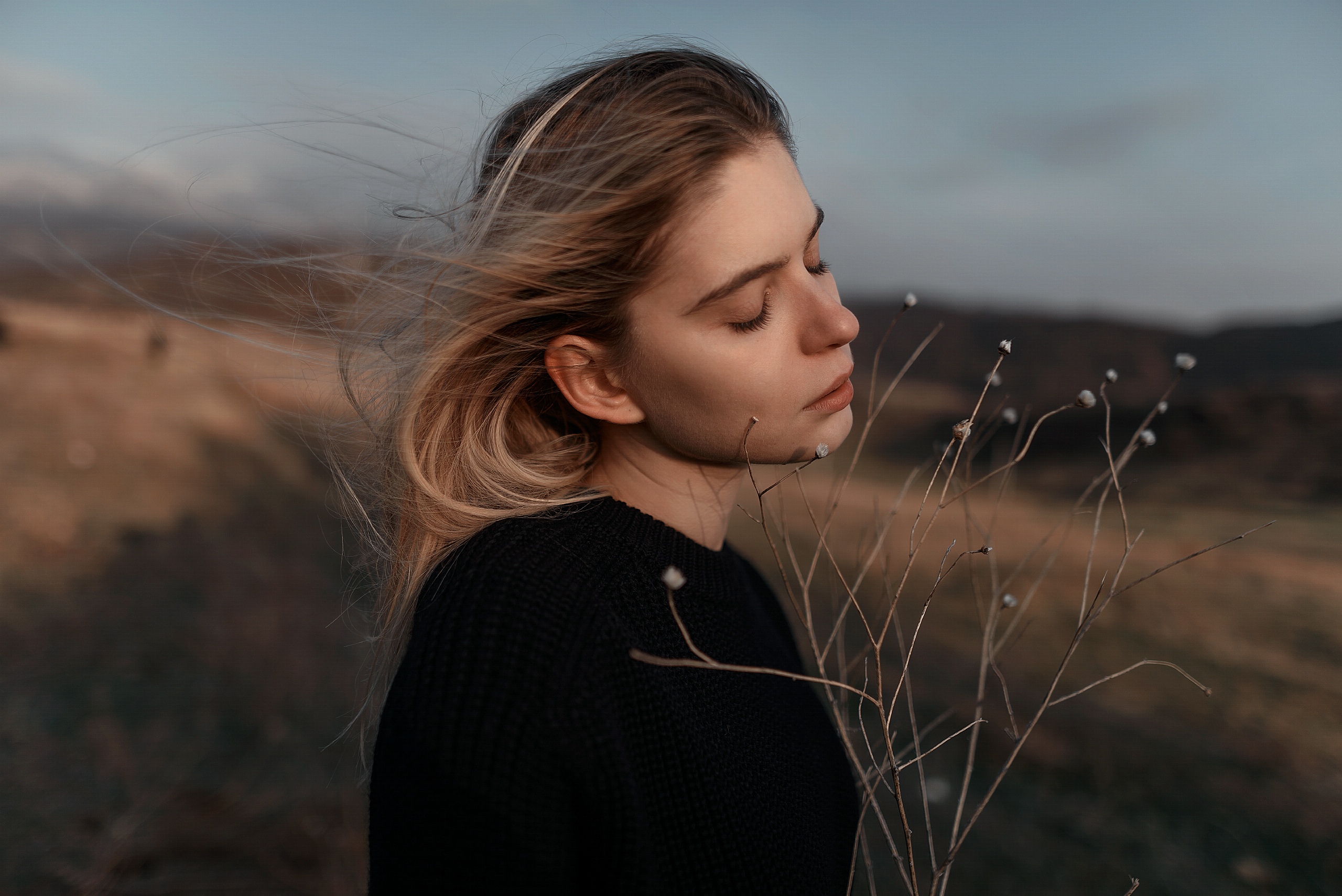 People 2560x1709 women model blonde long hair profile depth of field closed eyes windy sweater black sweater knit fabric flowers bokeh portrait face photography outdoors women outdoors Juliana Naidenova straight hair closeup