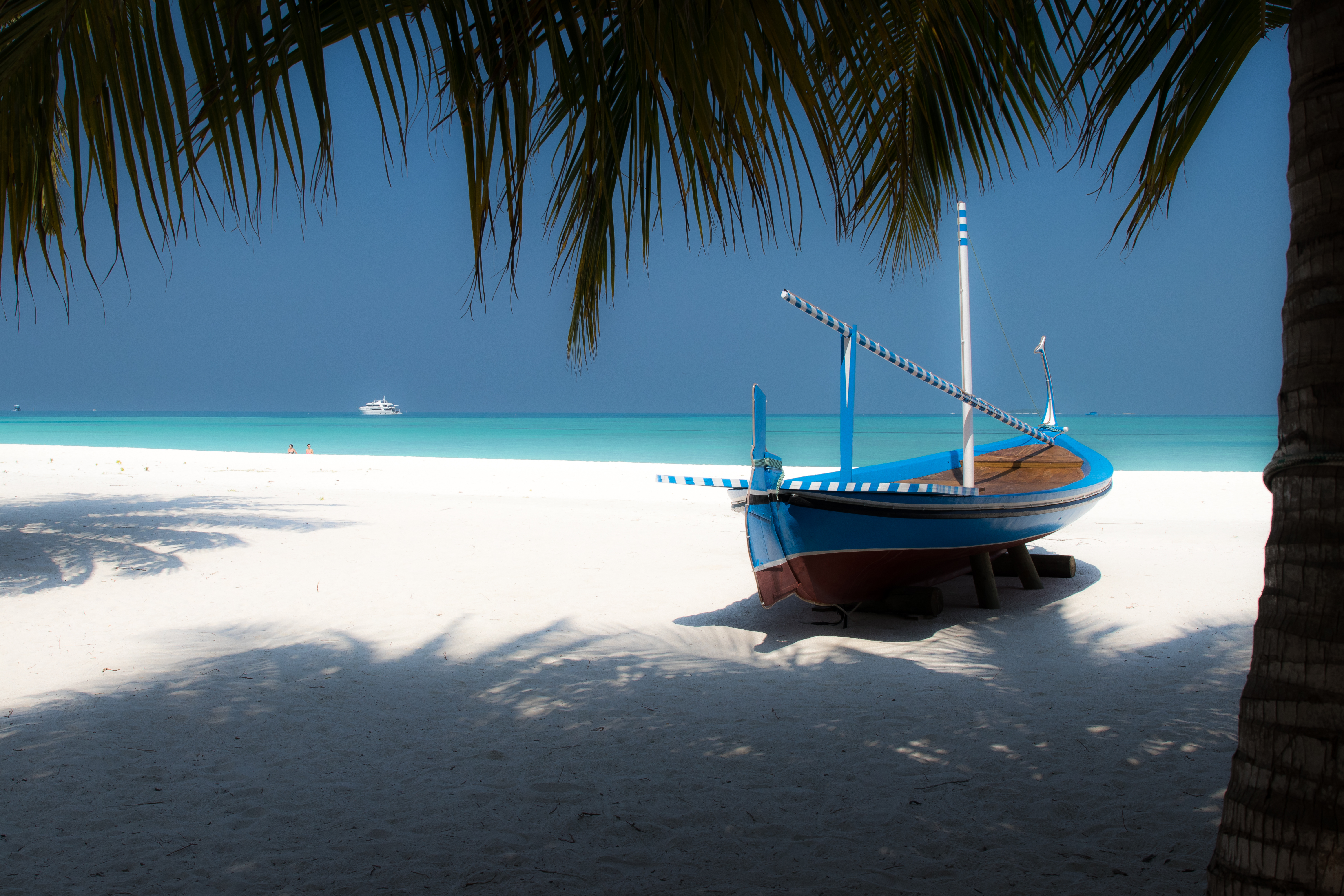 General 5983x3989 Maldives tropical island Surfers Paradise boat sea sand beach palm trees