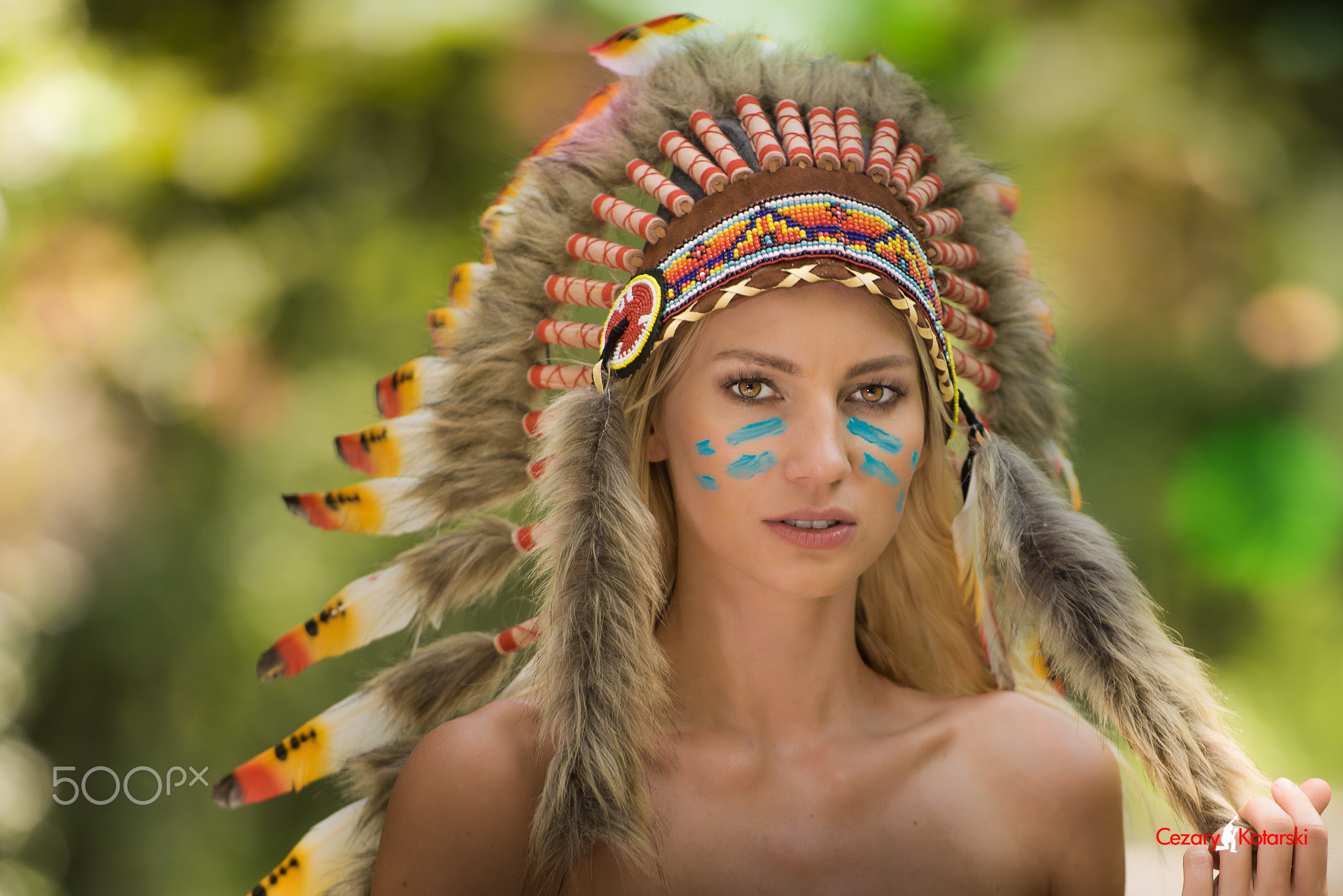 People 2048x1367 women model 500px looking at viewer blonde bare shoulders depth of field Native American clothing headdress sacrilege