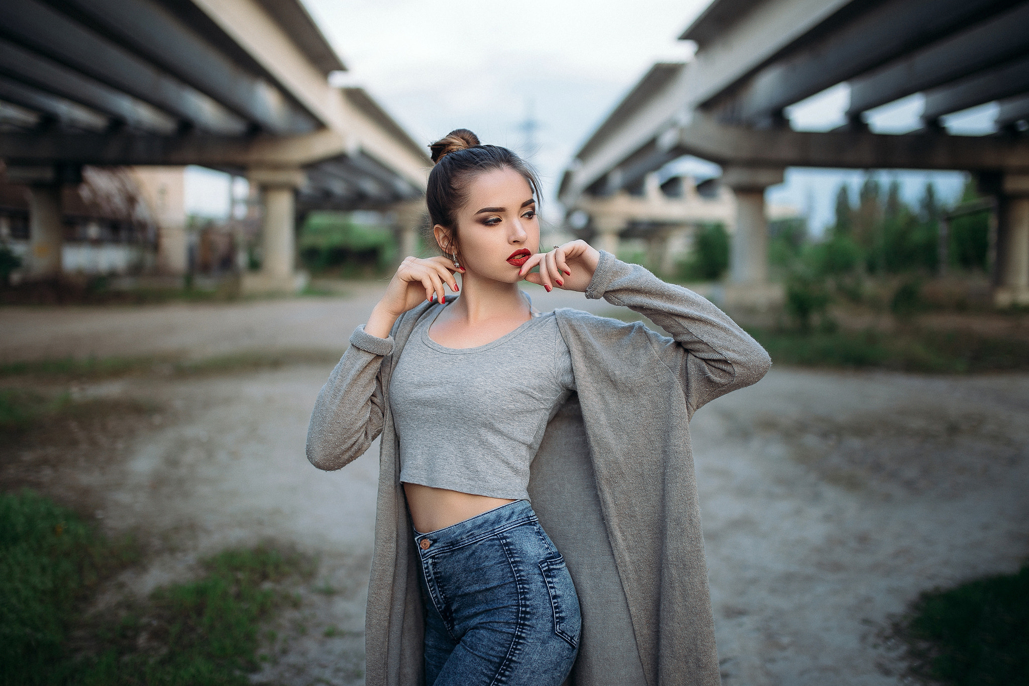 People 2048x1365 women red lipstick jeans hairbun red nails women outdoors portrait open sweater grey sweater looking away grey tops open clothes knot